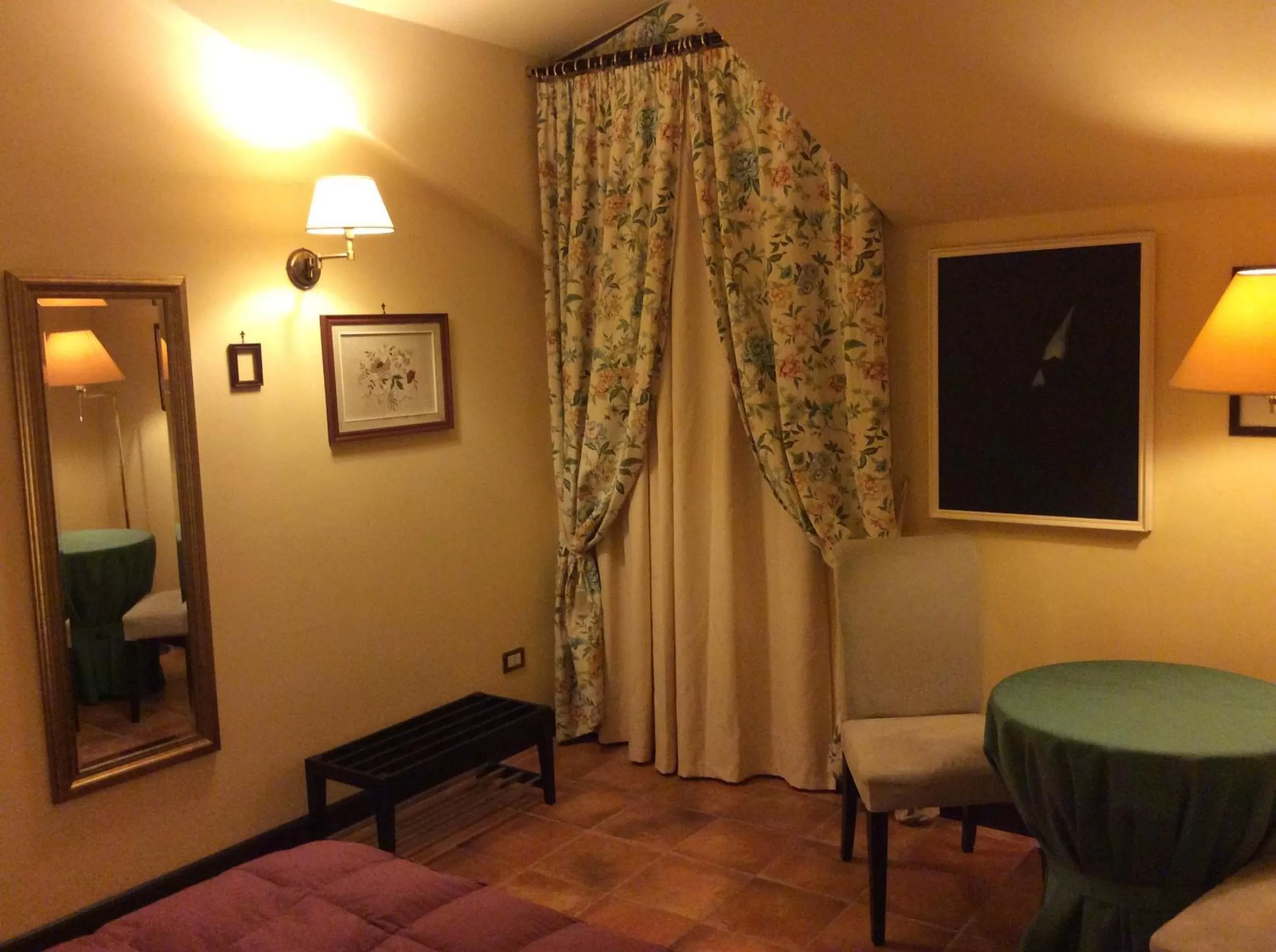 Decorative detail, TV/Entertainment Center in B&B MontAlbano