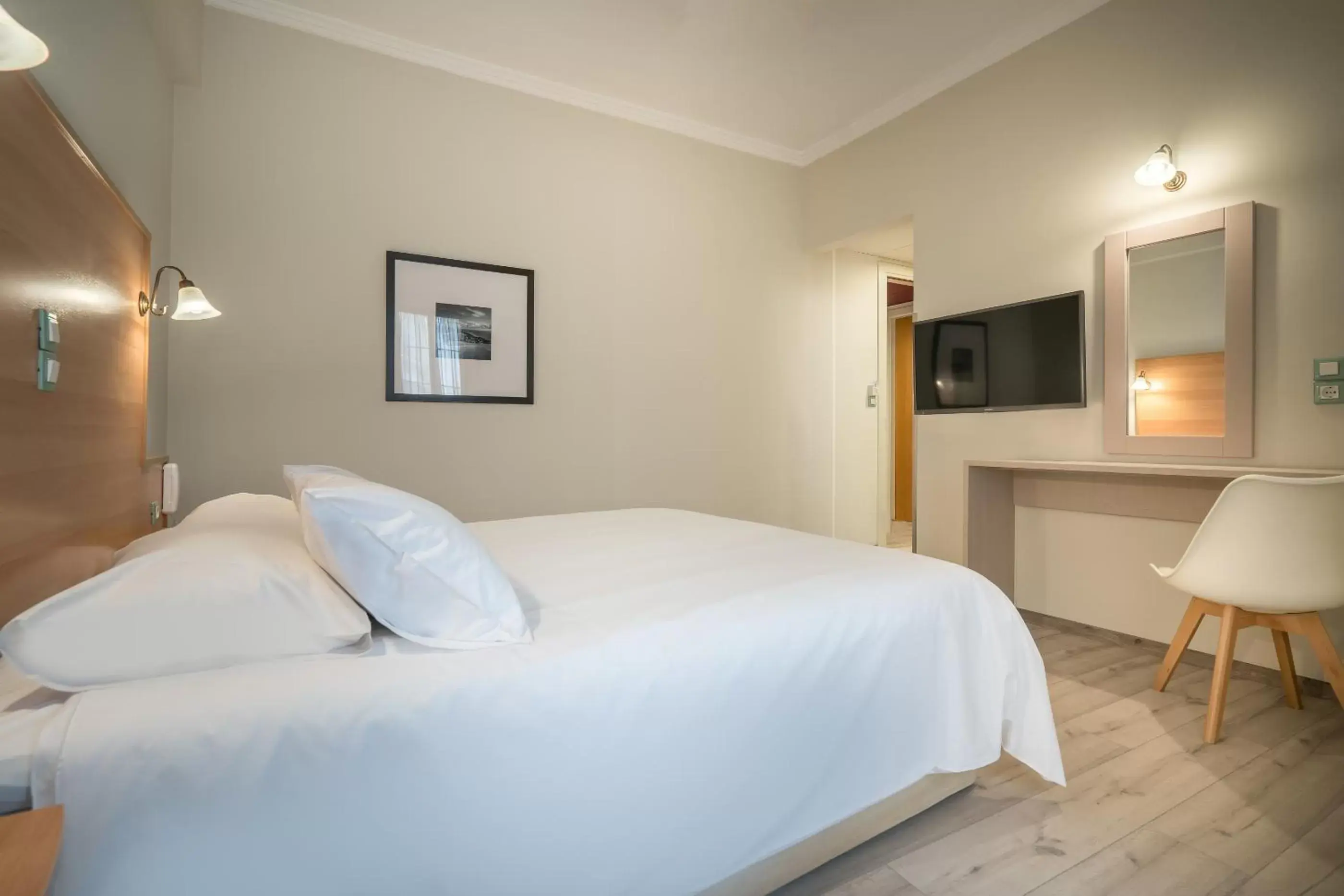 Family Room with City and Mountain View in Phoenix Hotel Family Room with City and Mountain View in Phoenix Hotel