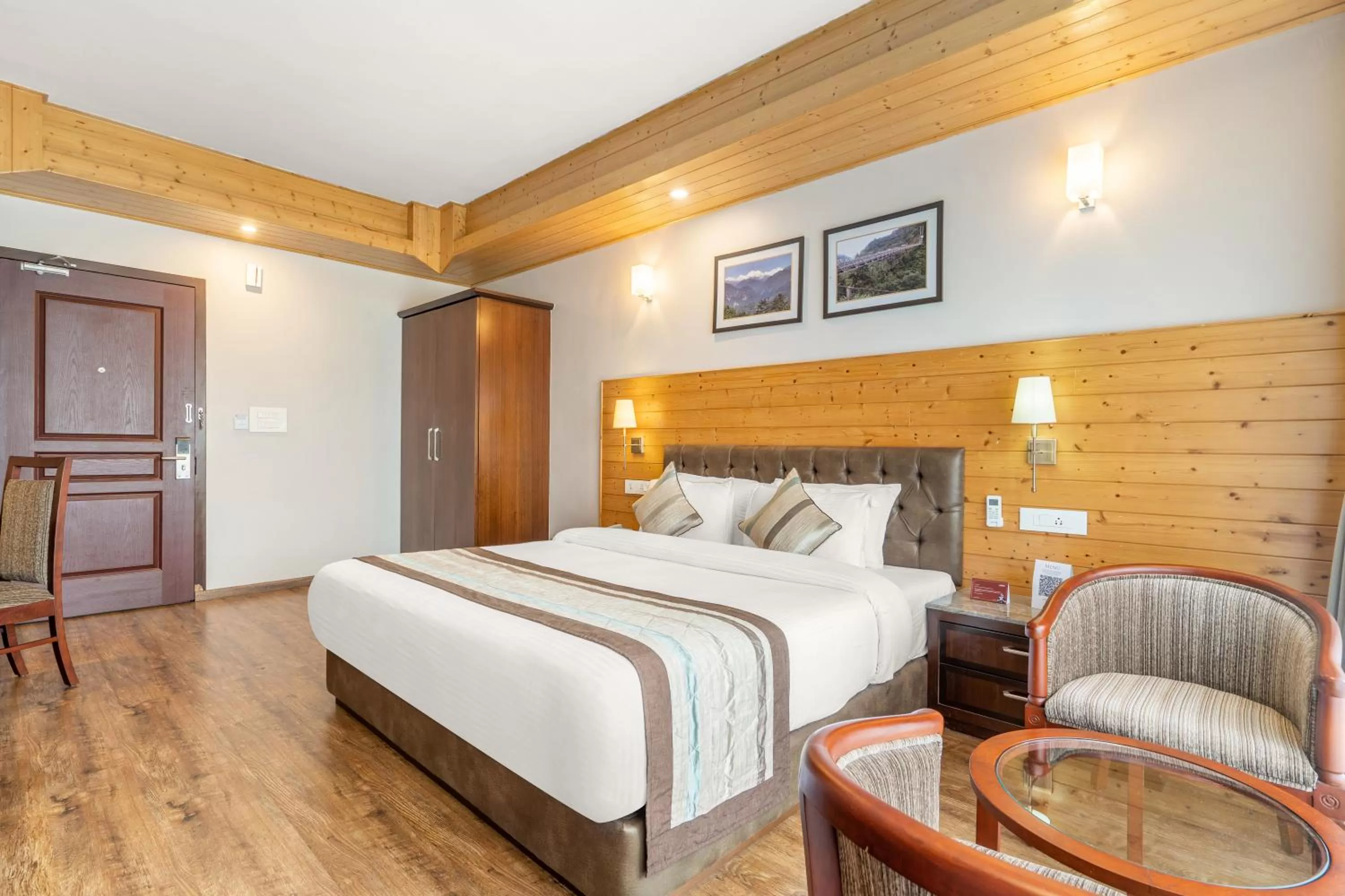 Bed in Summit Alpine Abode Hotel