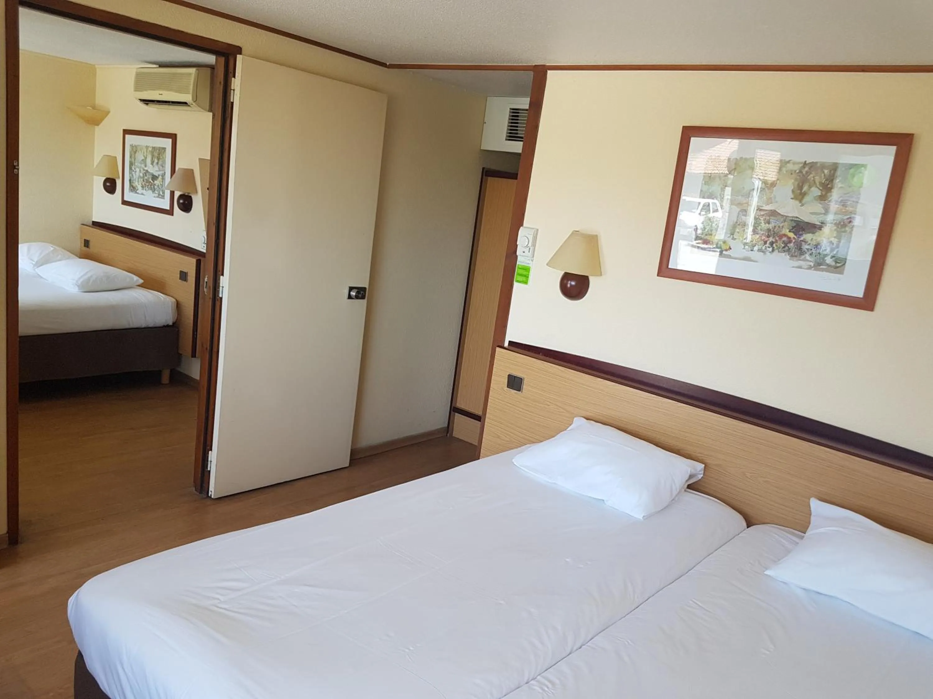 Bedroom, Bed in Campanile Salon-De-Provence