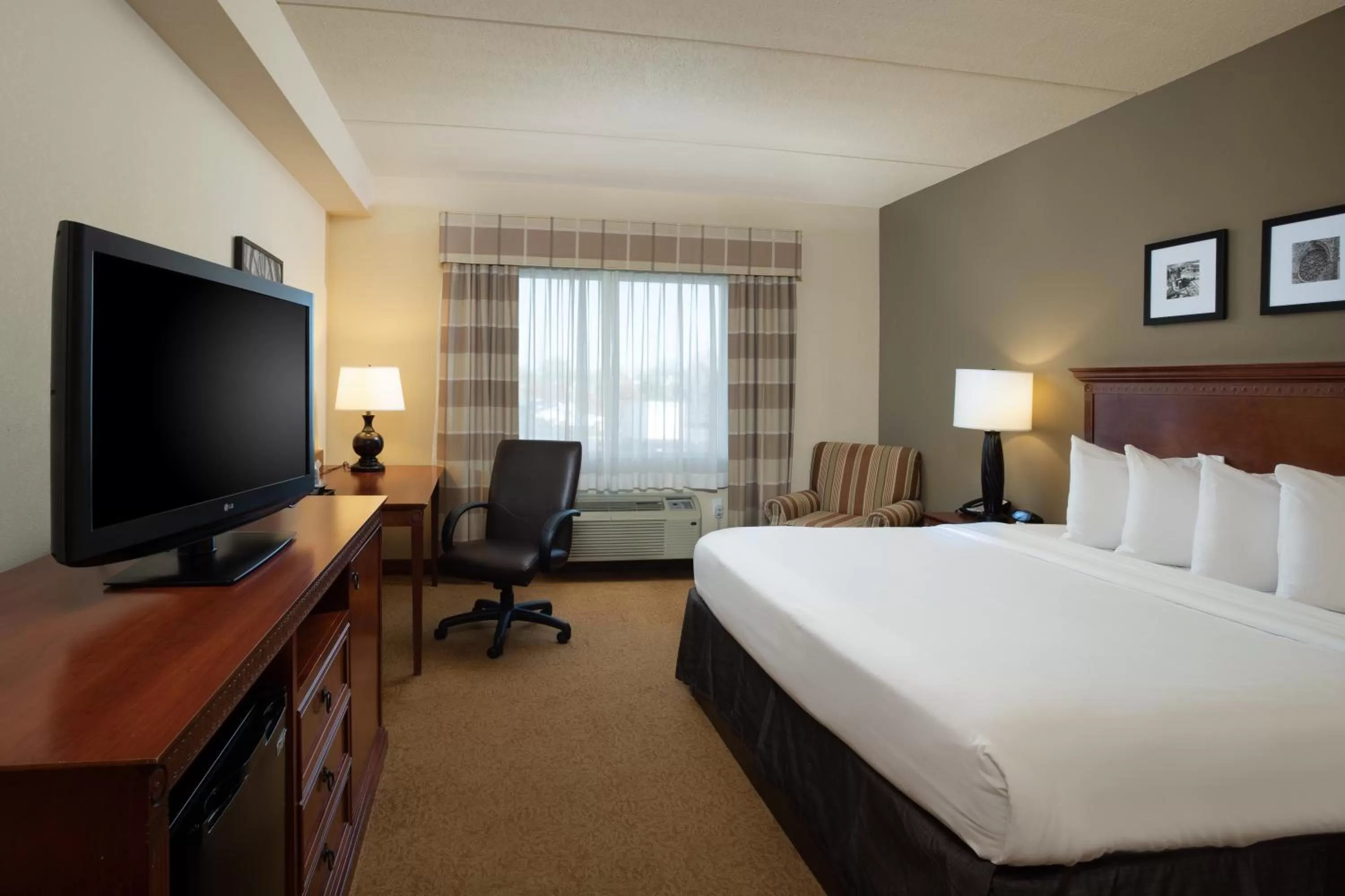 Bedroom, Bed in Country Inn & Suites by Radisson, Buffalo South I-90, NY