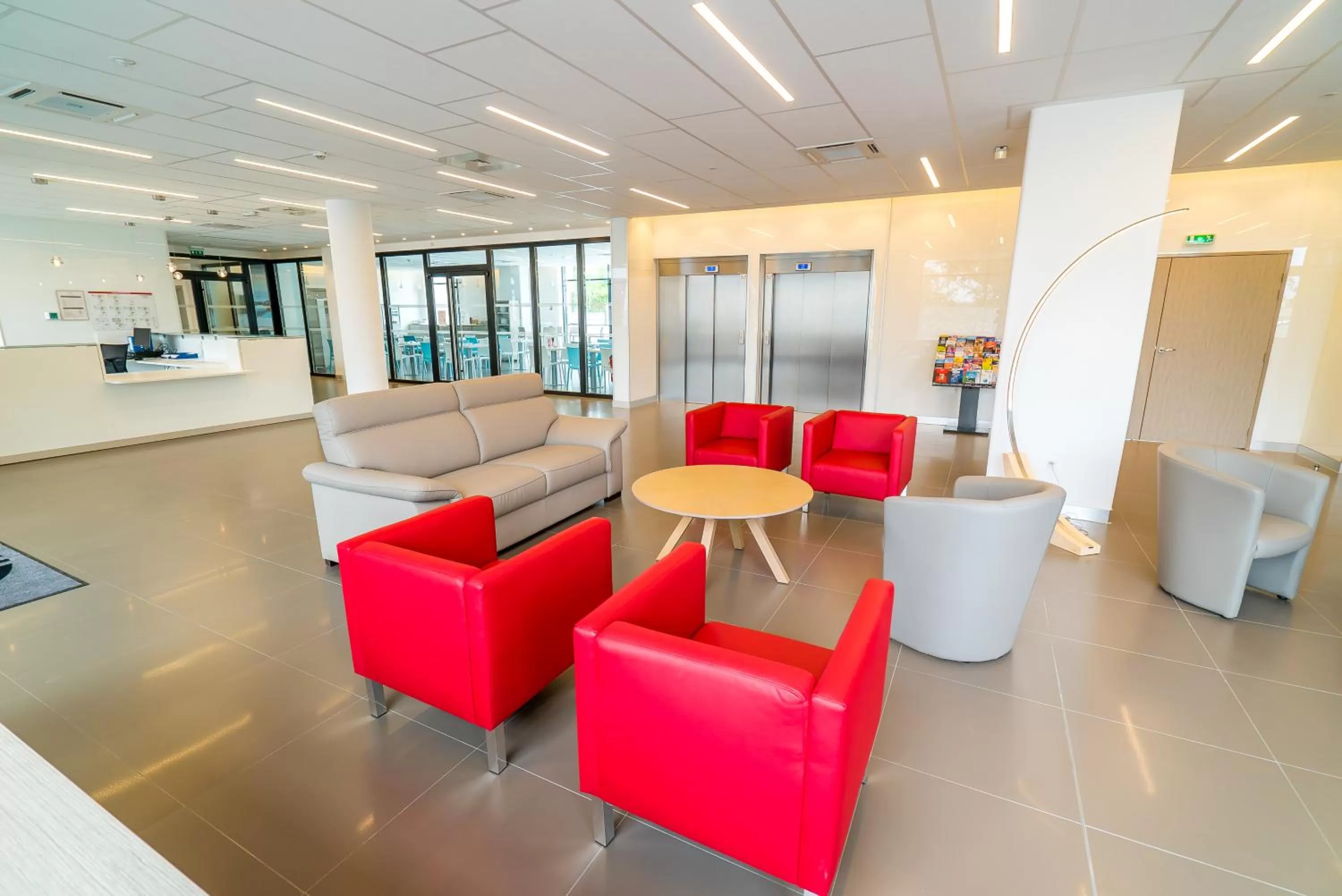 Lobby or reception in All Suites Appart Hôtel - Choisy-le-Roi