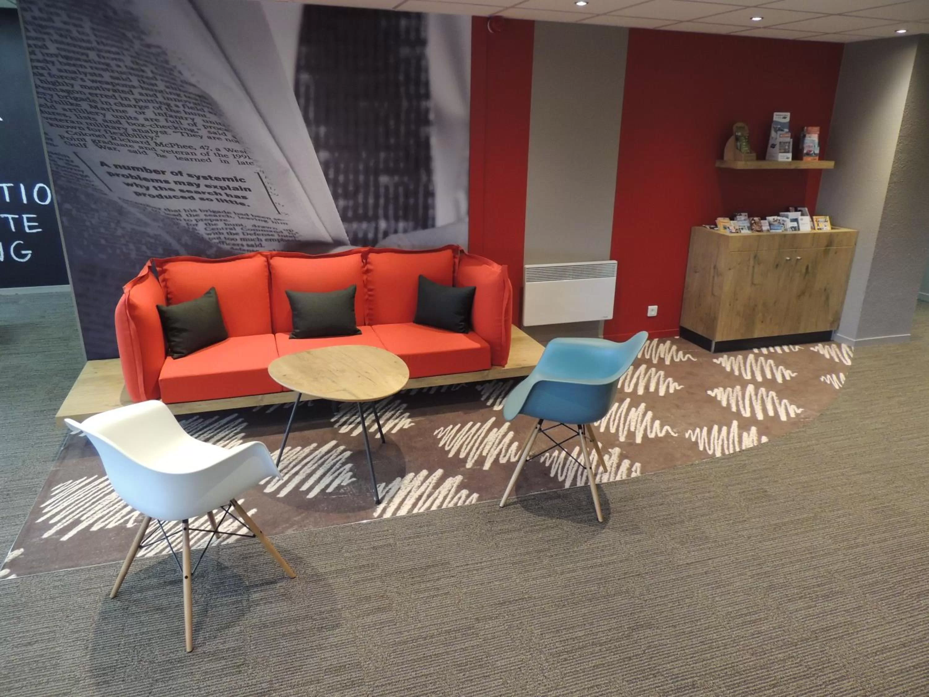 Lobby or reception in Ibis Auray