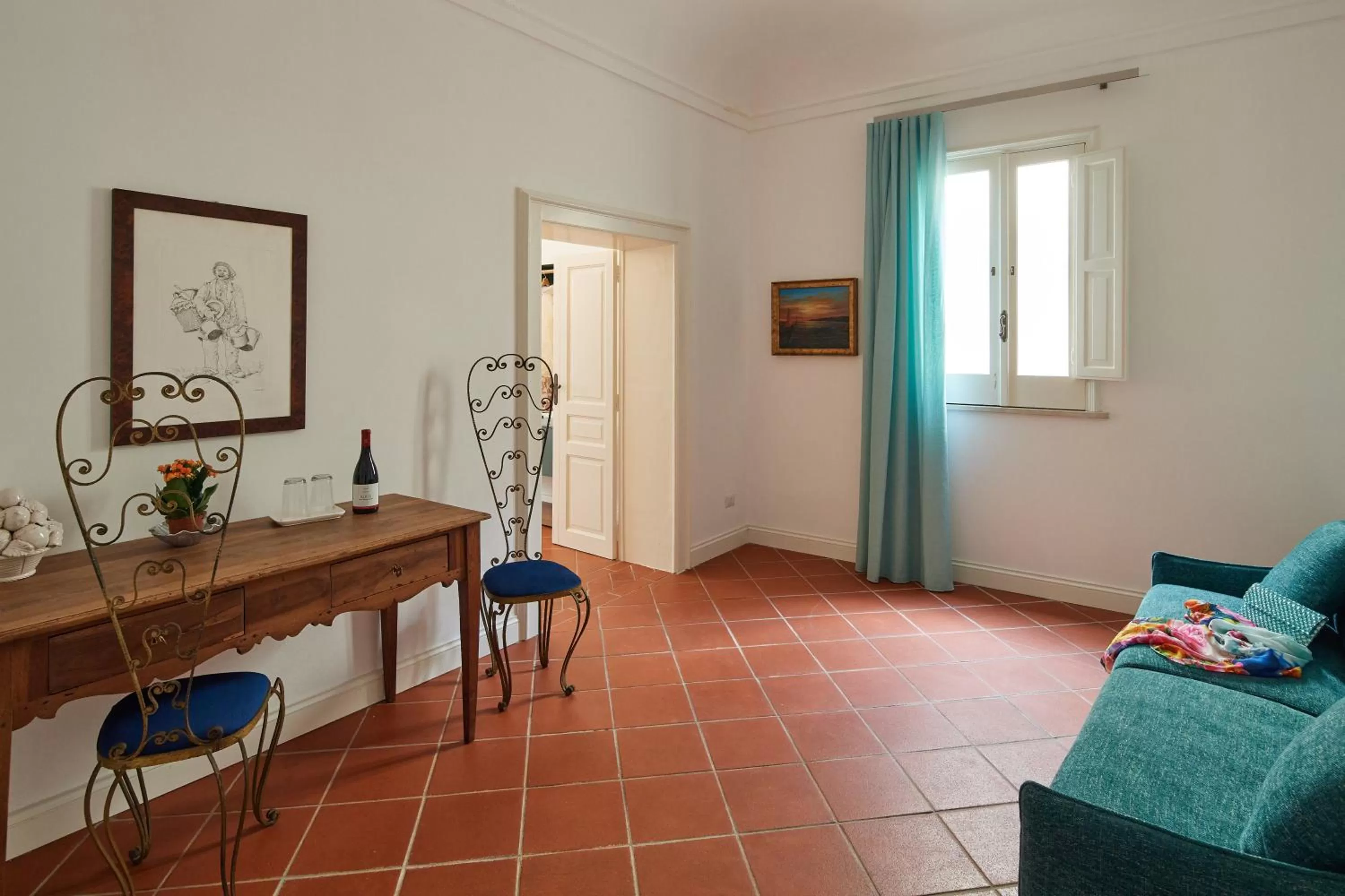 Seating area in Galleria del Duomo