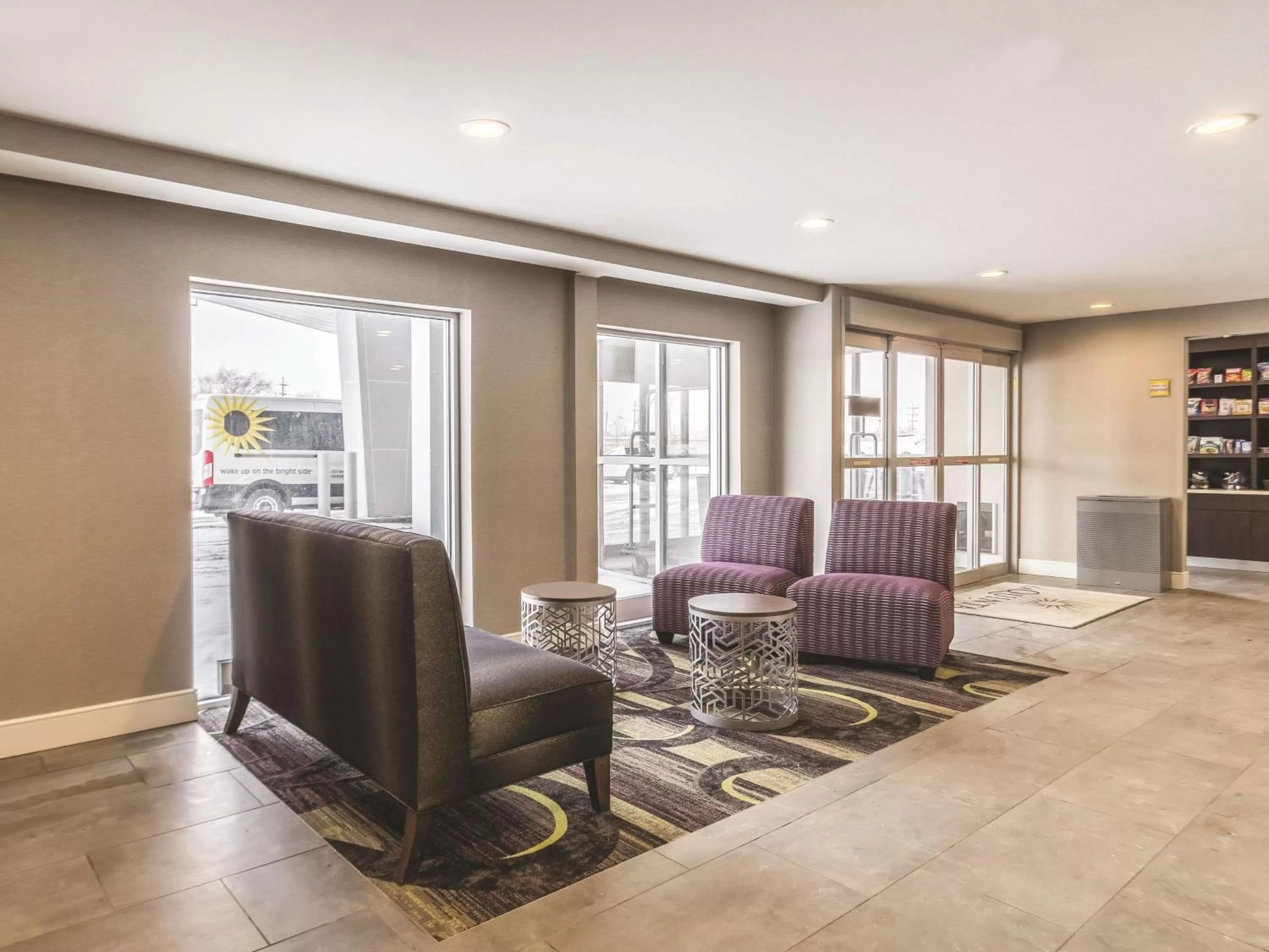 Lobby or reception in La Quinta by Wyndham Cleveland - Airport North