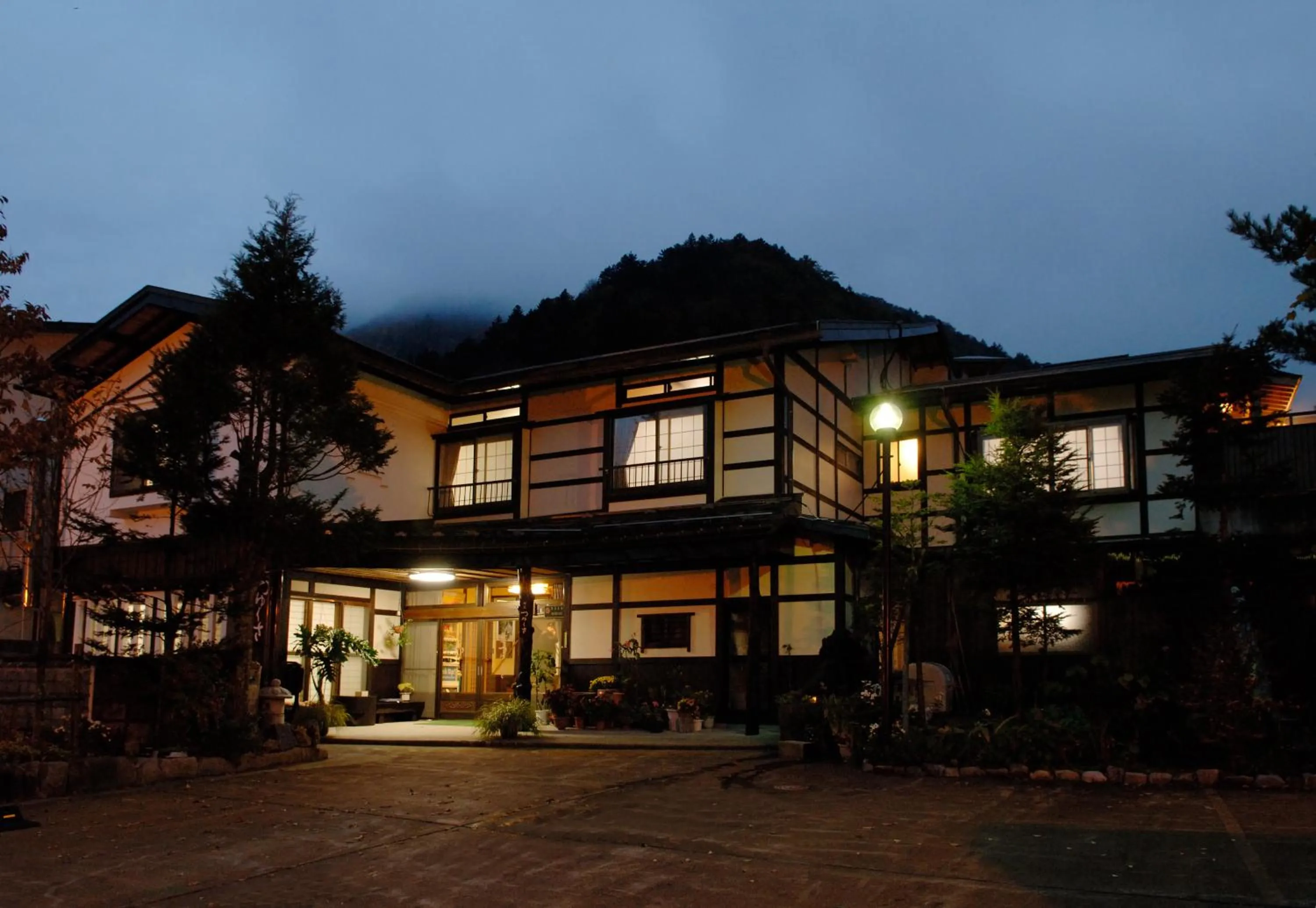 Facade/entrance in Tsuyukusa