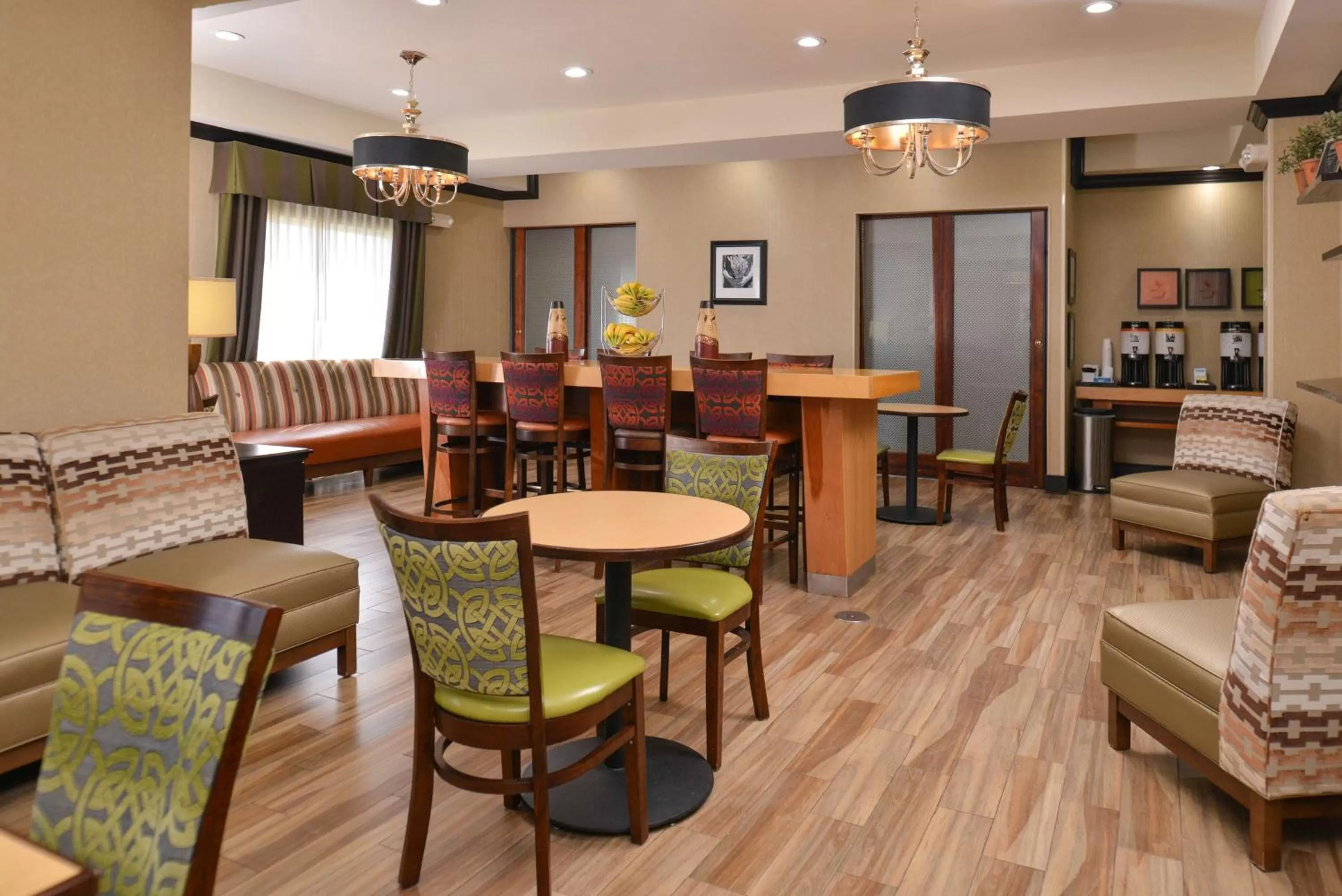 Dining area in Hampton Inn Van Horn