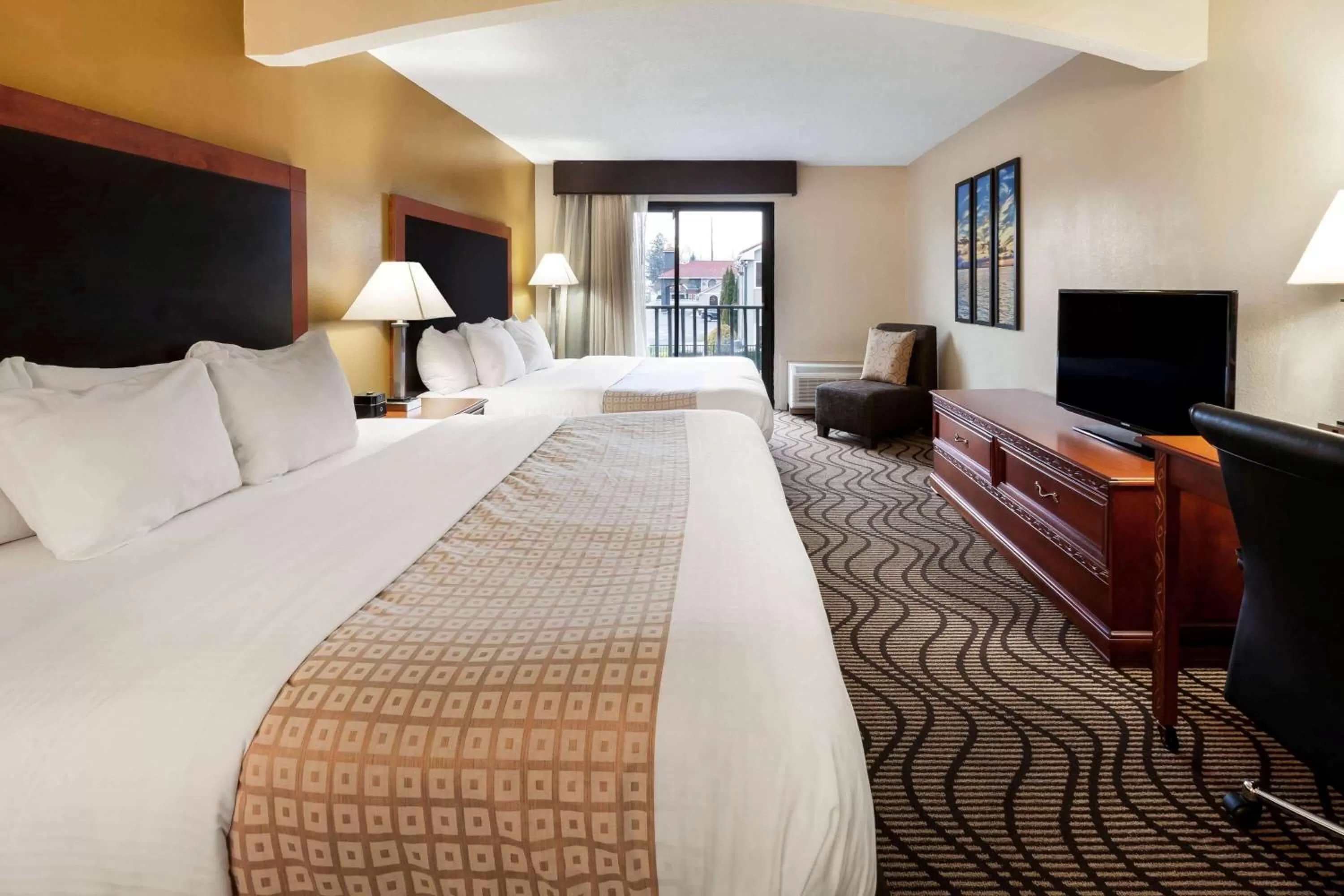 Photo of the whole room, Bed in La Quinta Inn by Wyndham Sandusky near Cedar Point