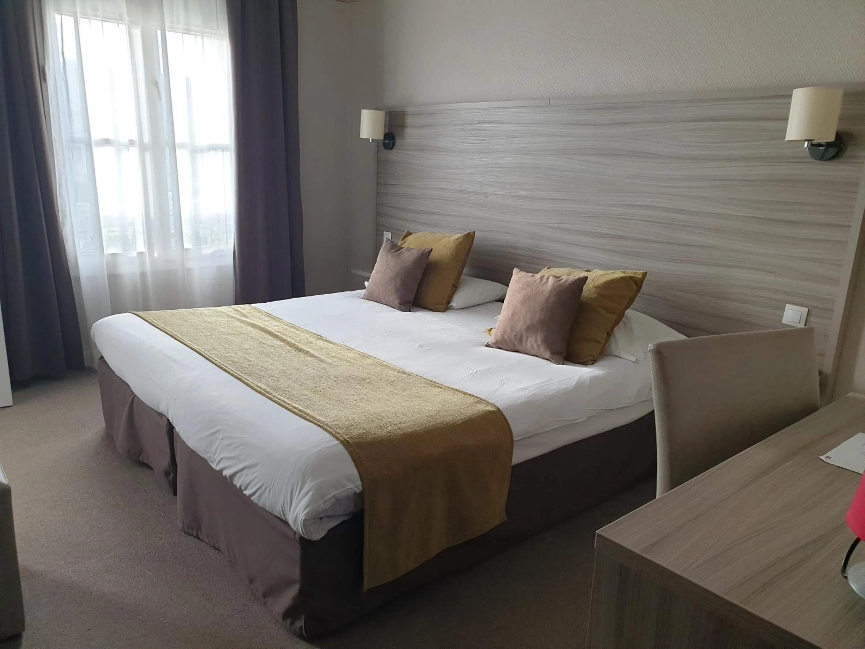 Bedroom, Bed in Hotel Henri IV