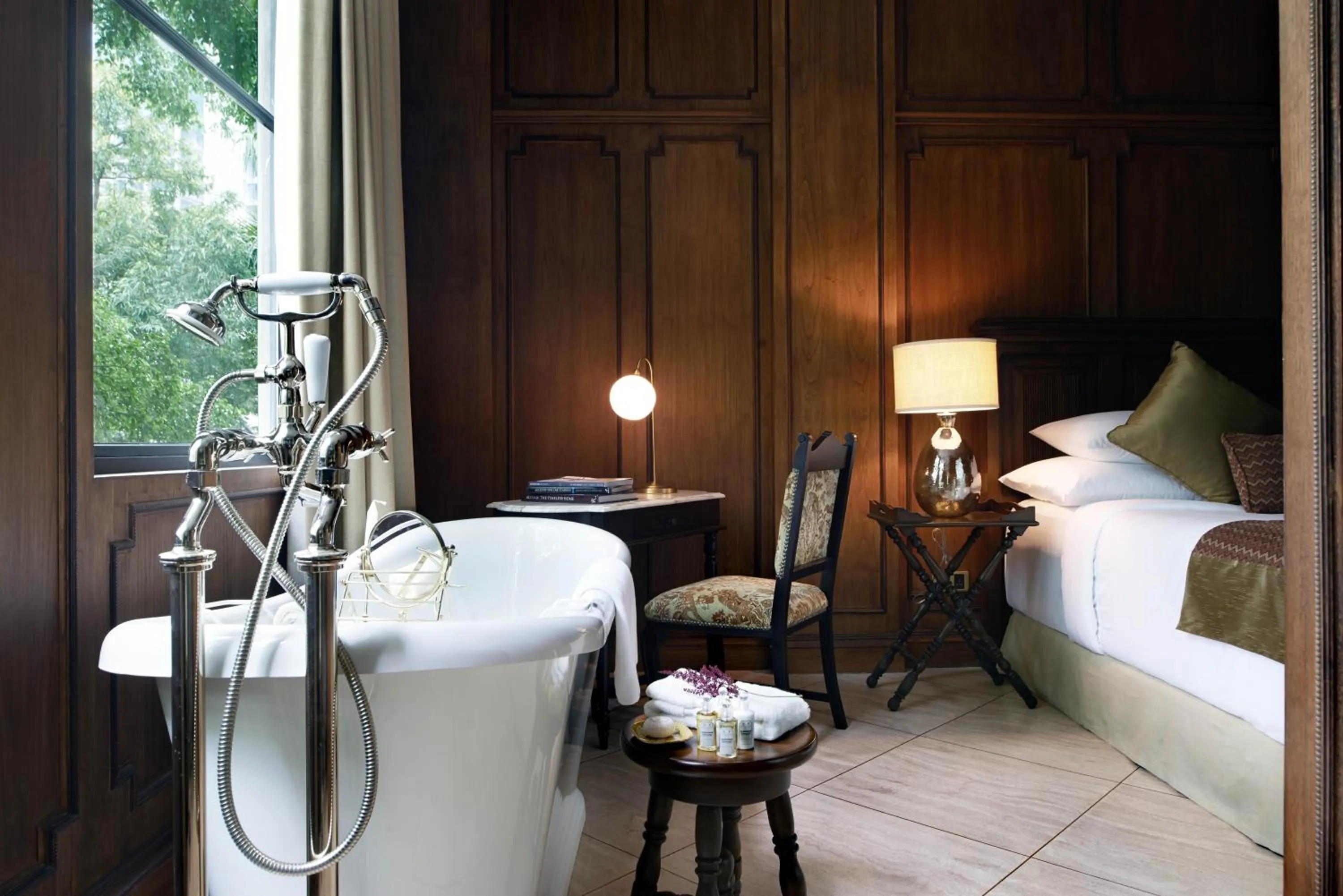 Bathroom, Bed in The Gunawarman