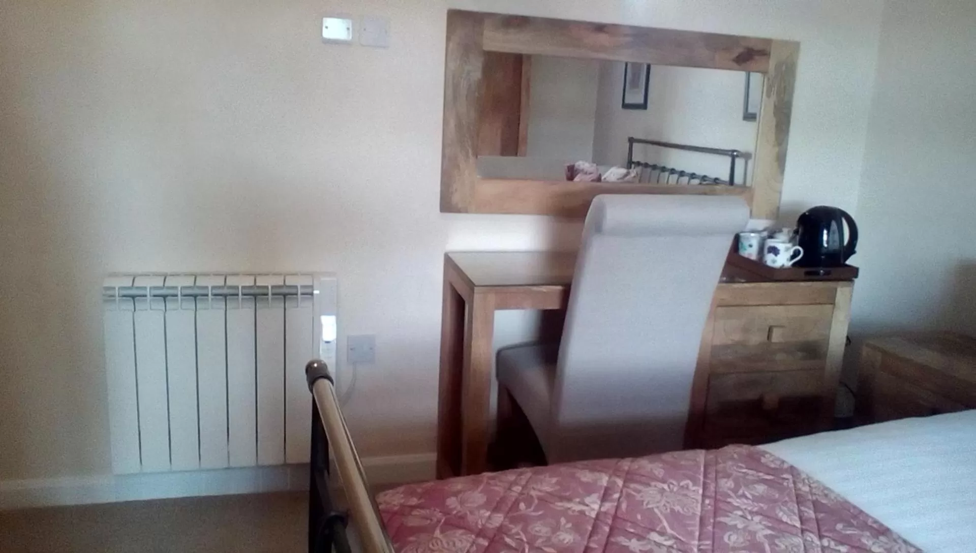 Coffee/tea facilities, Bed in The Lincolnshire Poacher Inn