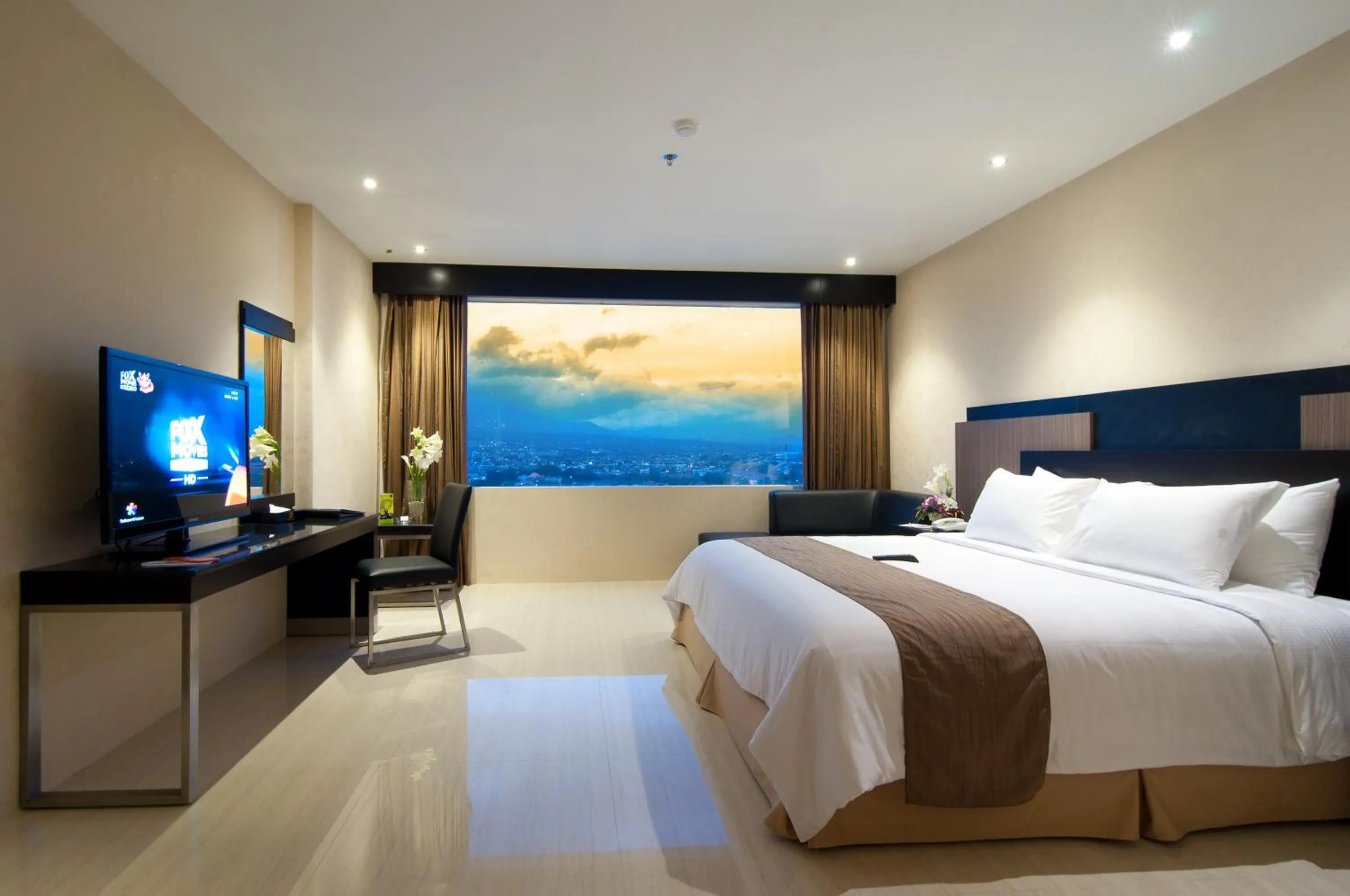 Photo of the whole room, Bed in Aria Gajayana