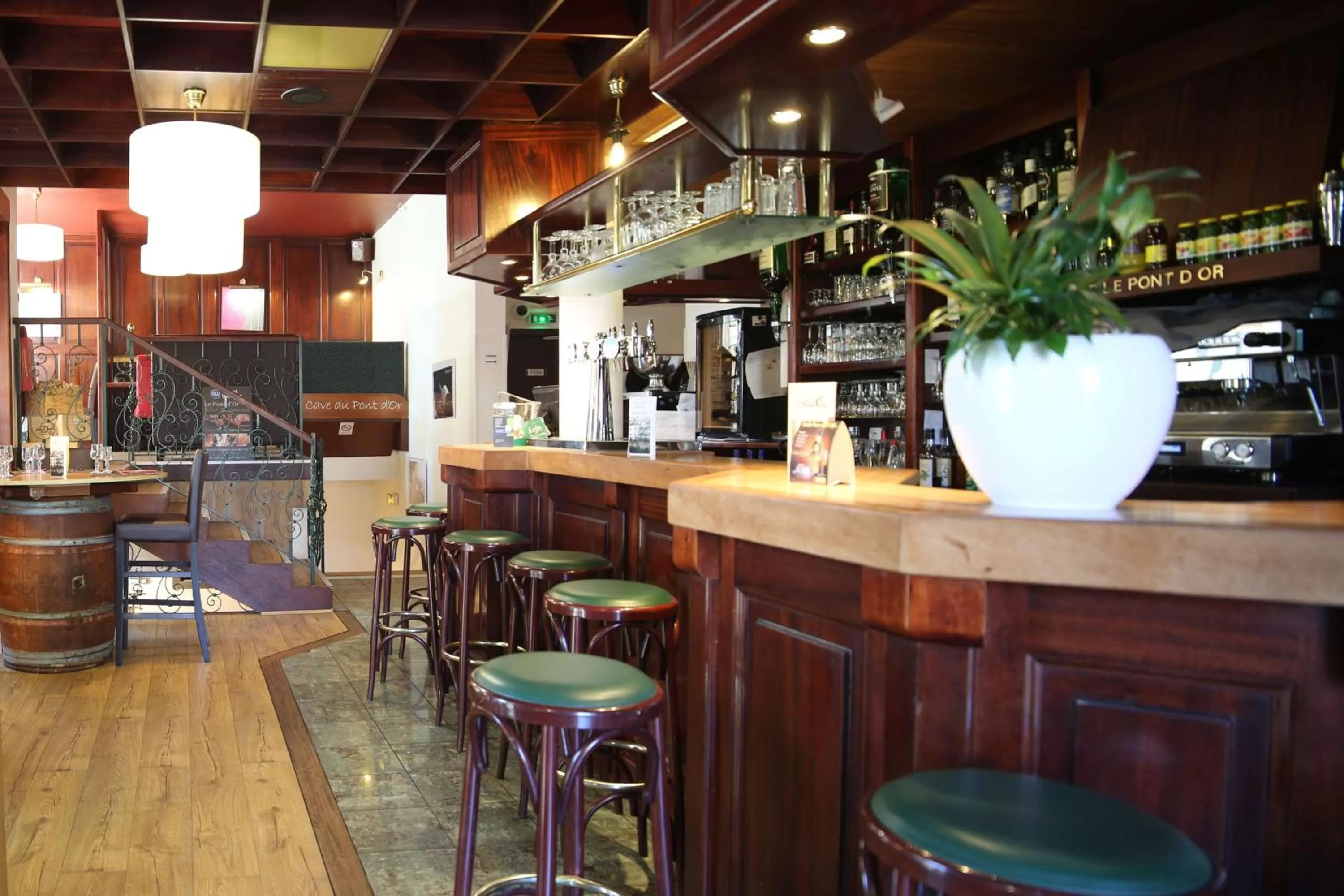 Lounge or bar in Best Western Le Pont d'Or