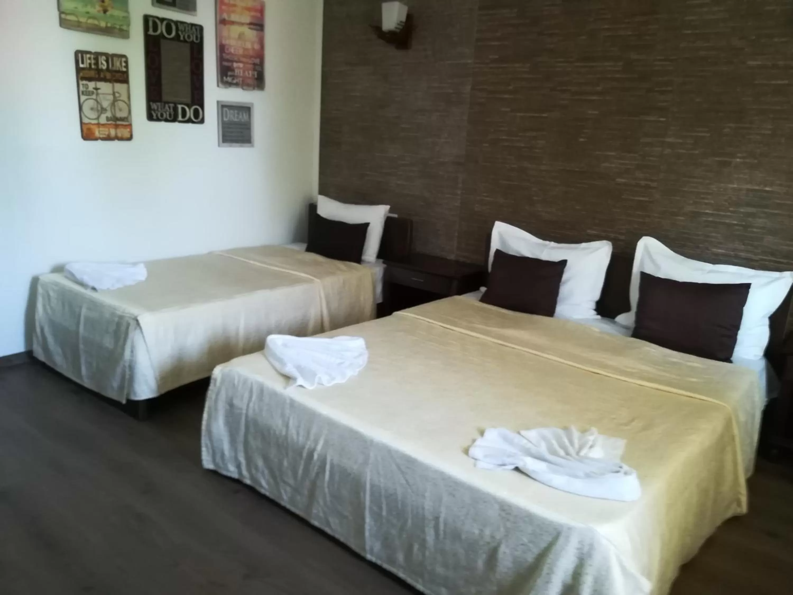 Photo of the whole room, Bed in Perla