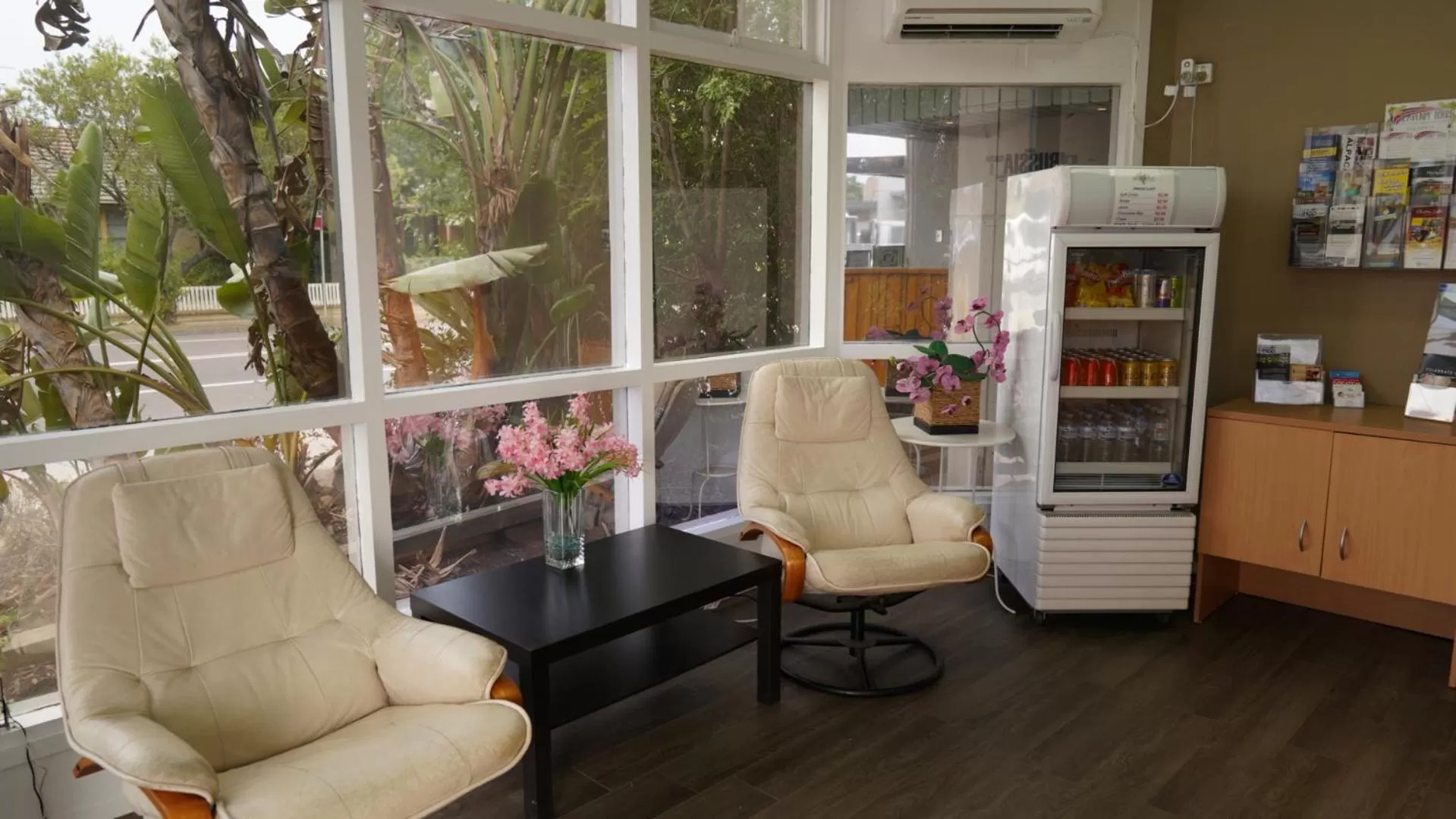 Seating area in Country Motor Inn