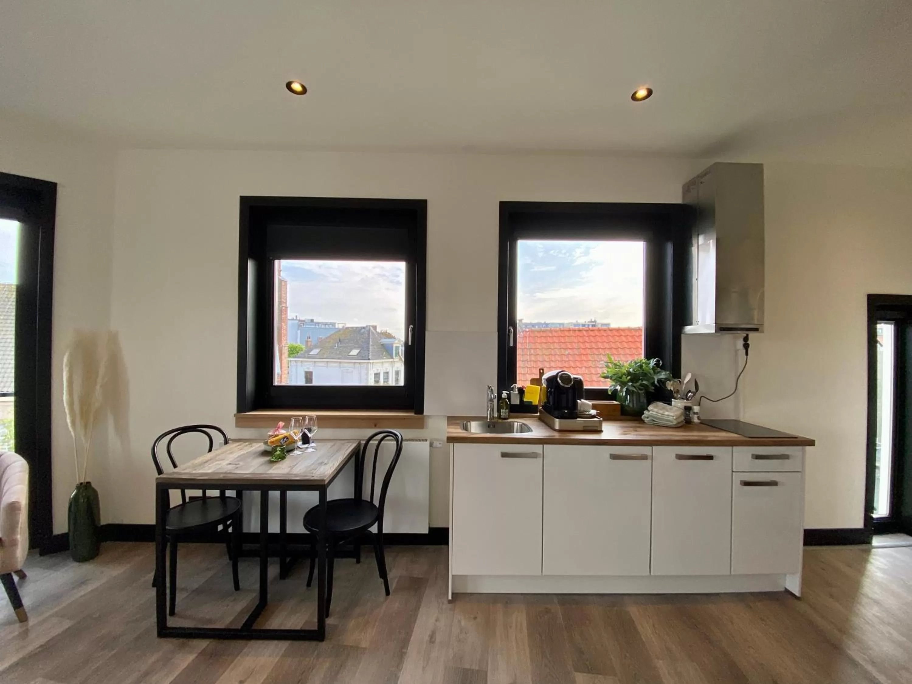Kitchen or kitchenette, Dining Area in Boutique Hotel LE•BAR