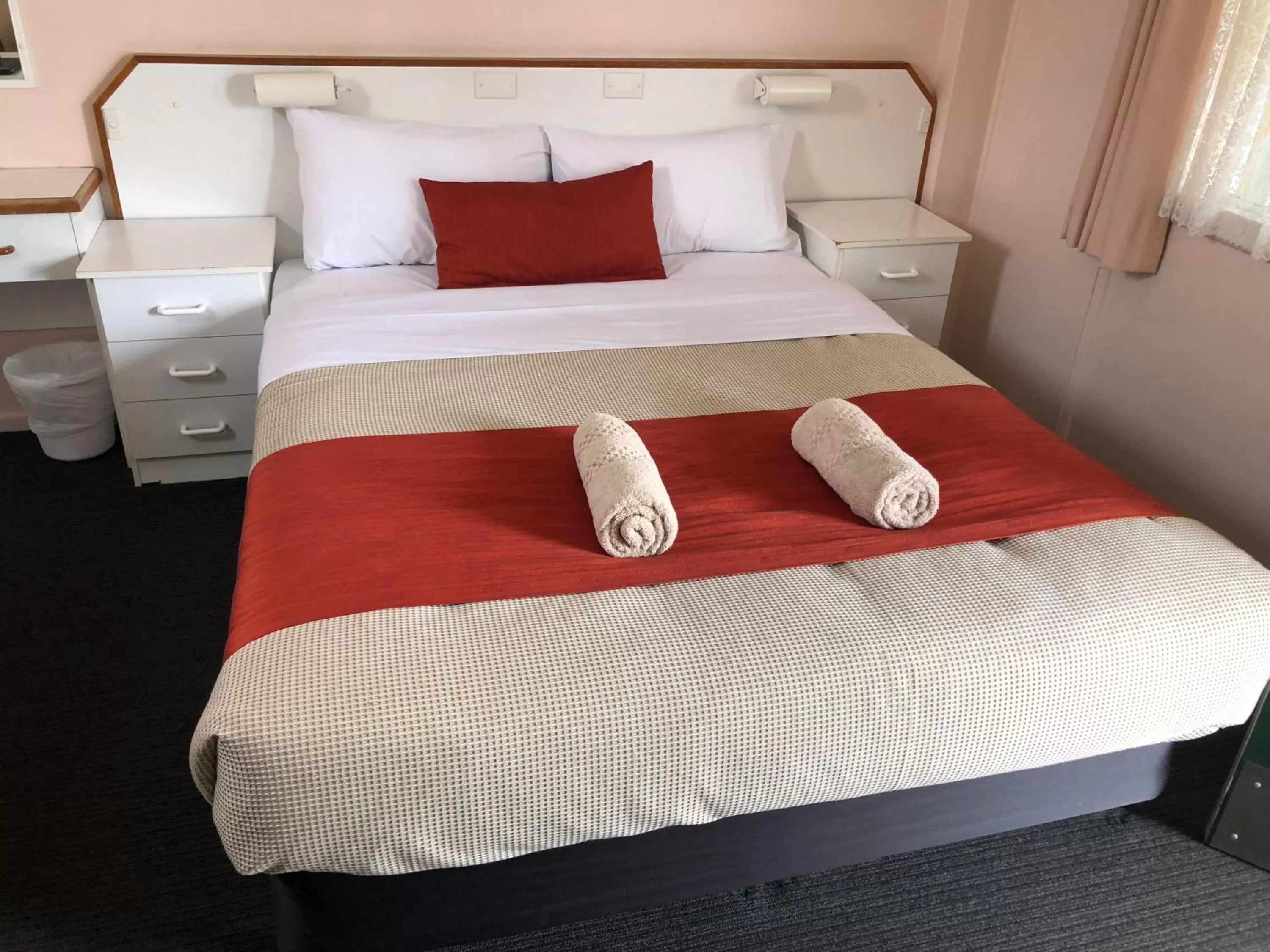 Bed in Bradman Motor Inn