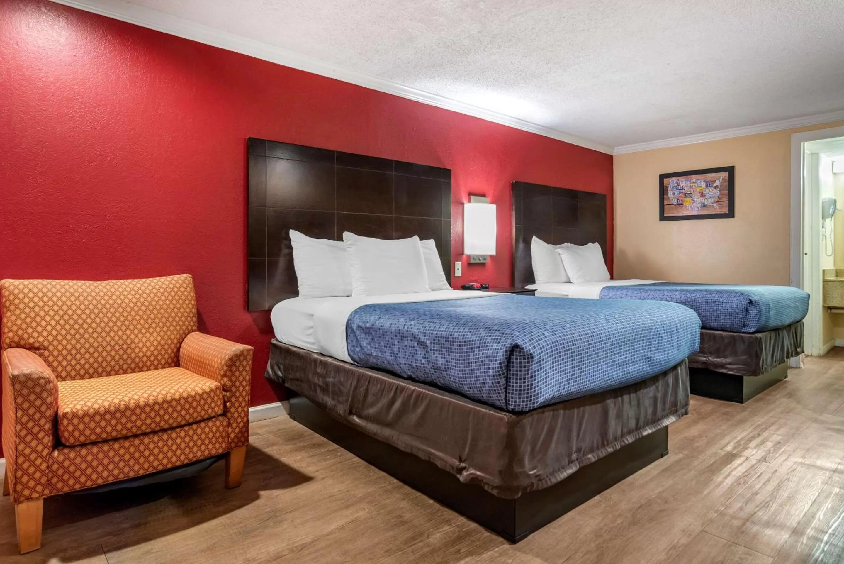 Photo of the whole room, Bed in Econo Lodge Oxford near Choccolocco Park