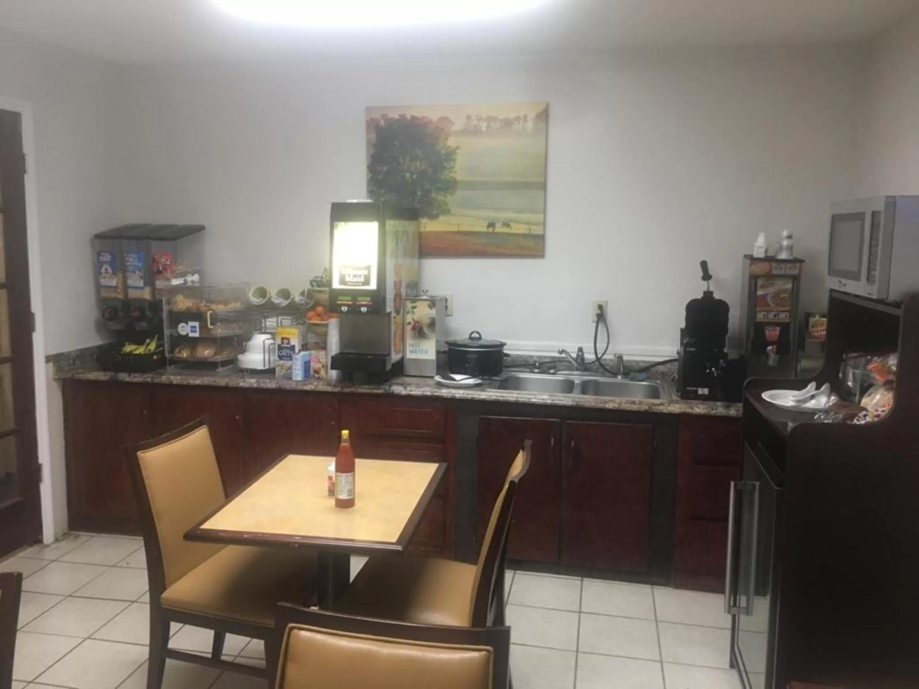 Communal kitchen in Loyalty Inn Hawkinsville
