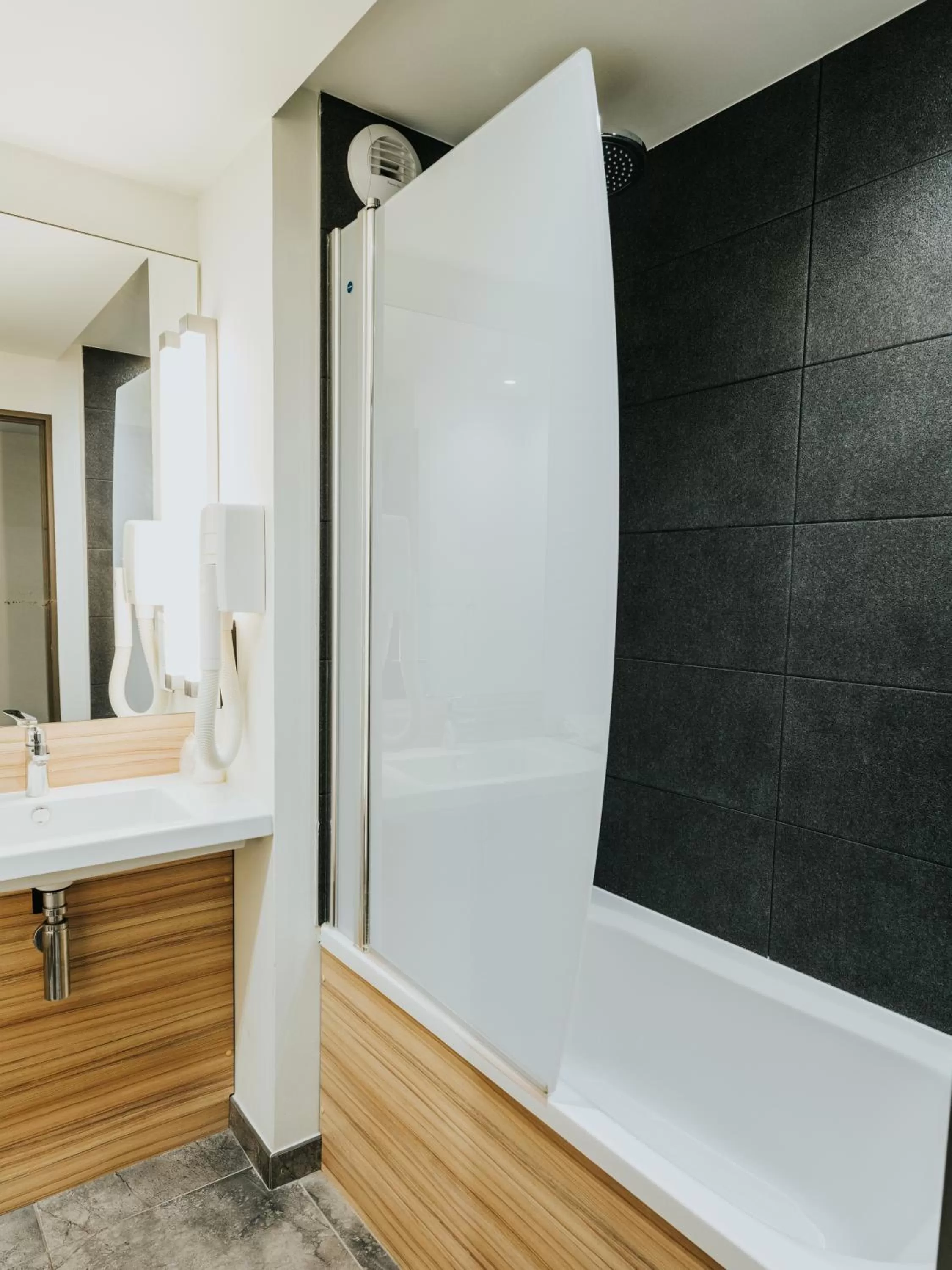 Bathroom in Ibis Rouen Centre Rive Gauche Mermoz
