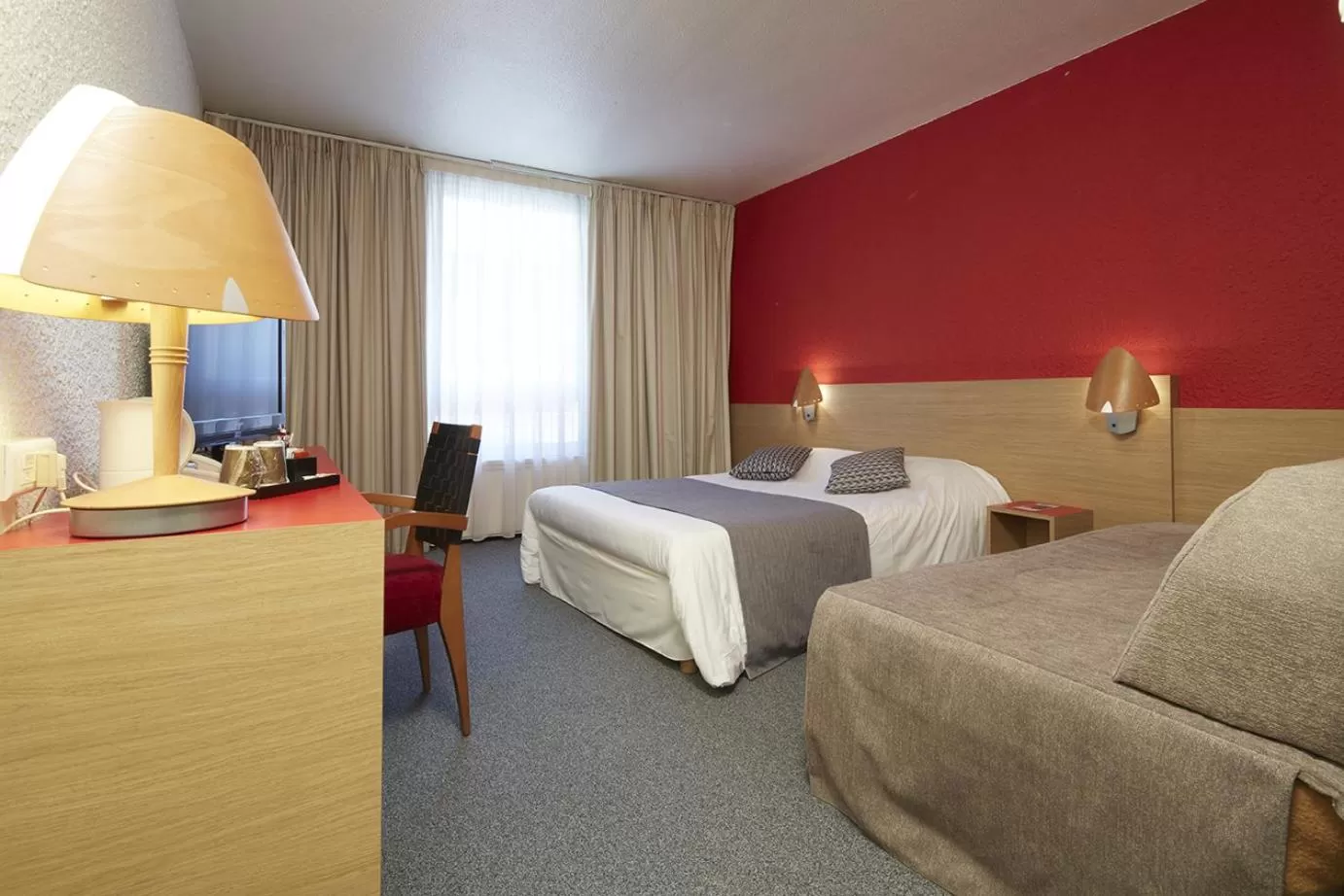 Photo of the whole room, Bed in Kyriad Montchanin le Creusot