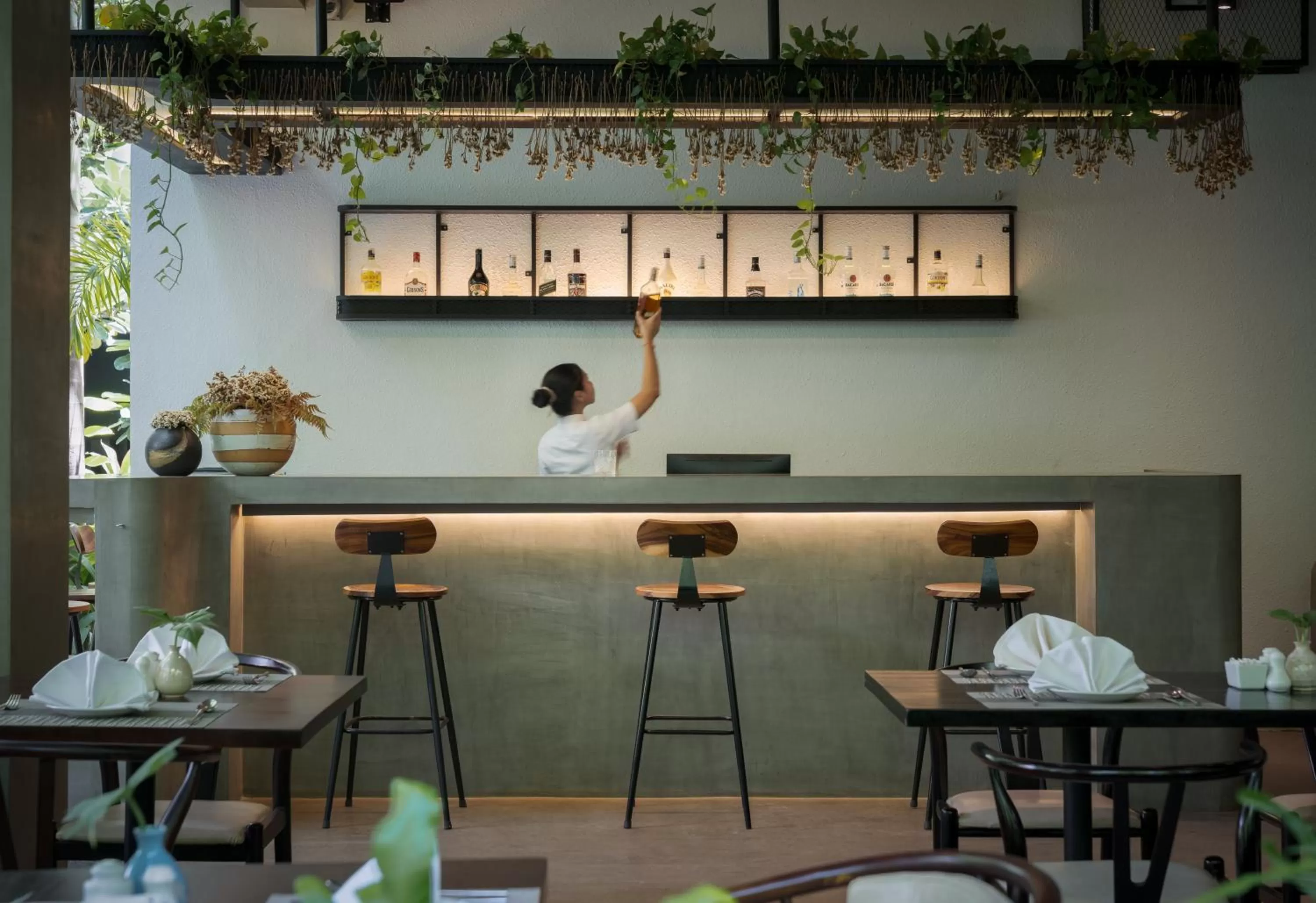 Restaurant/places to eat in Eightfold Urban Resort