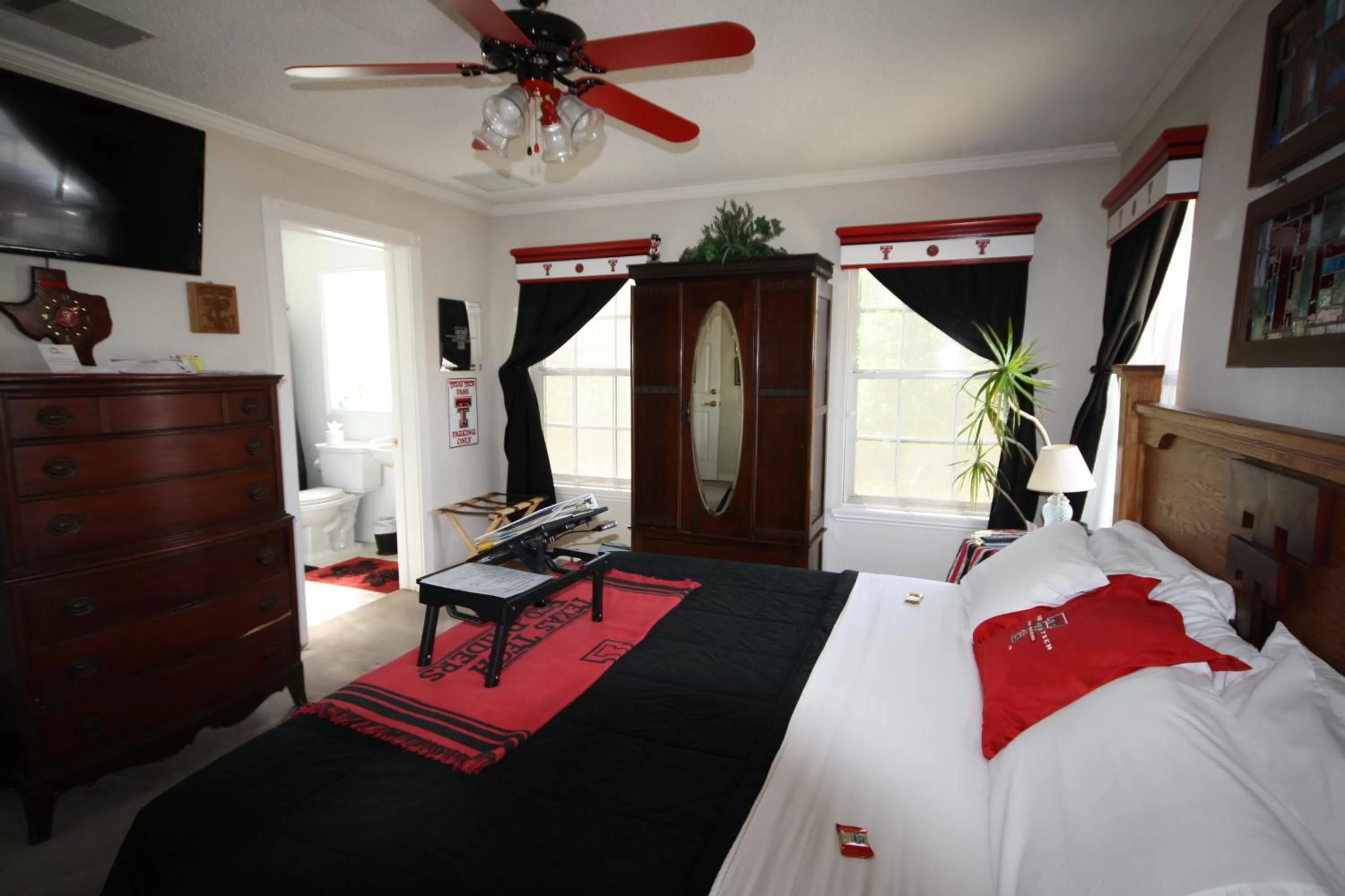 Decorative detail, Bed in Woodrow House Bed & Breakfast