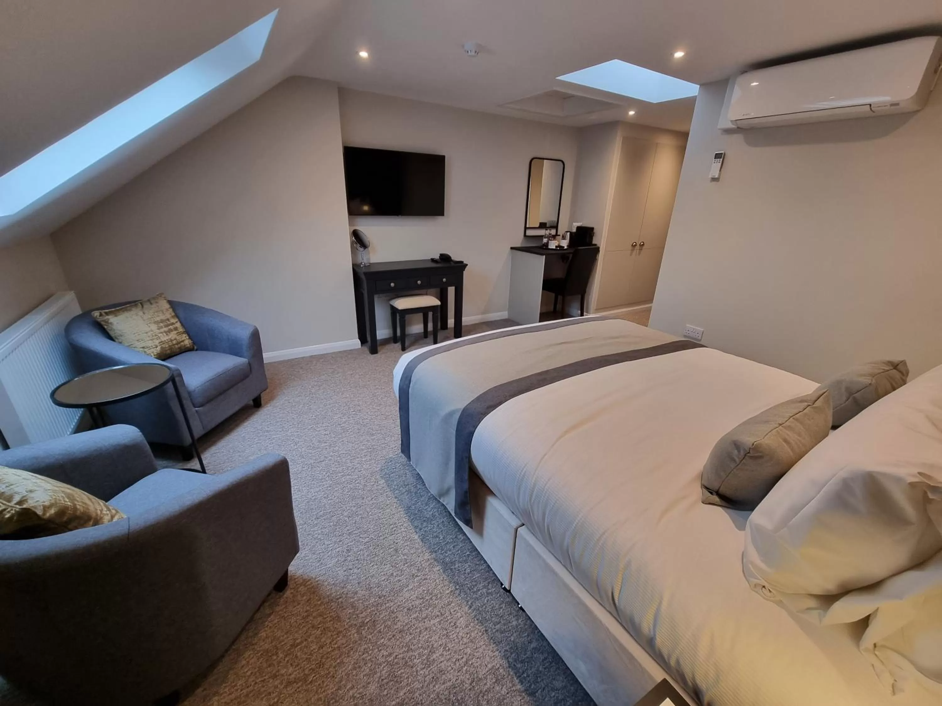 Photo of the whole room, Bed in Number Four at Stow