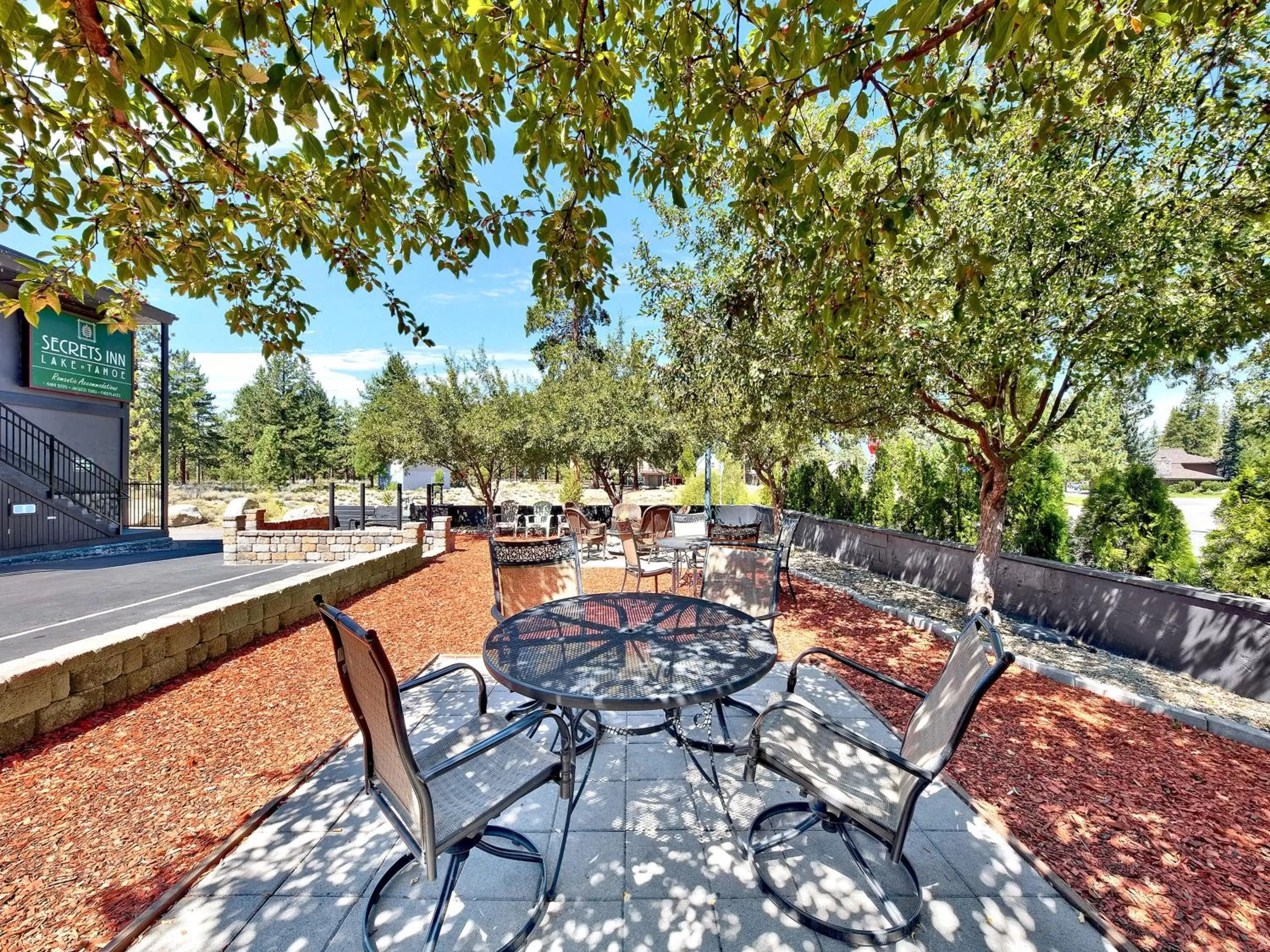 Seating area in Secrets Inn Lake Tahoe