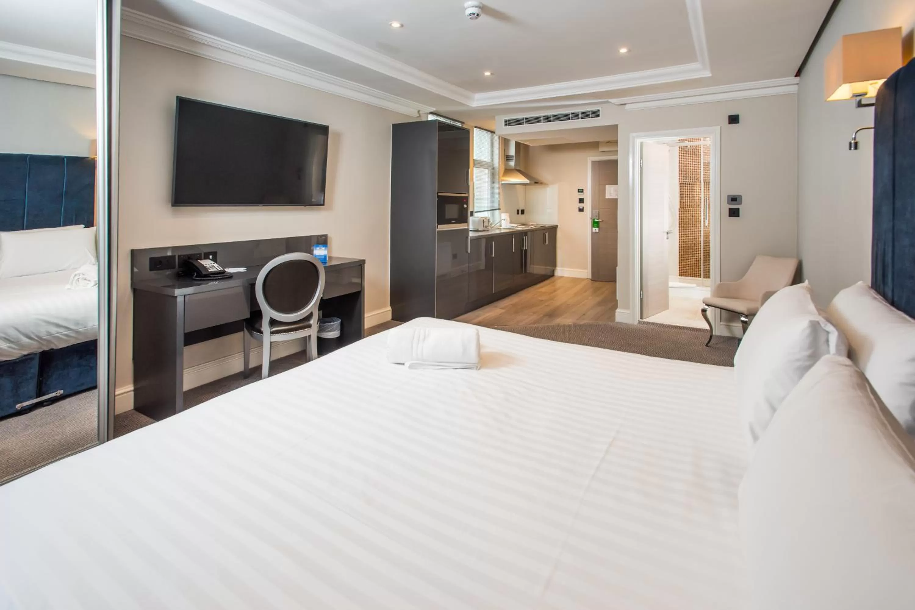Property building, Bed in Best Western Chiswick Palace & Suites London