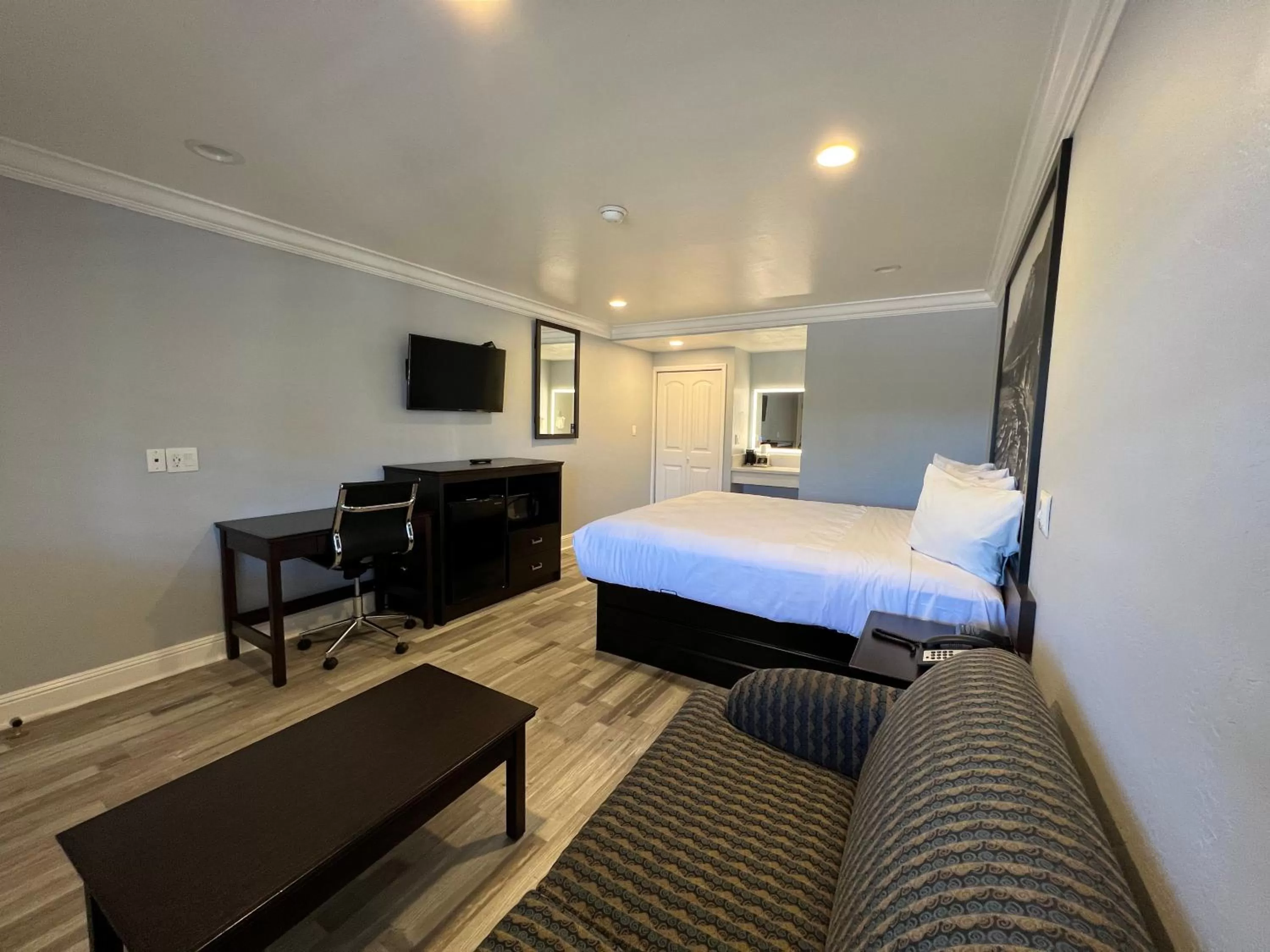 TV and multimedia, Bed in Aura Inn Monterey