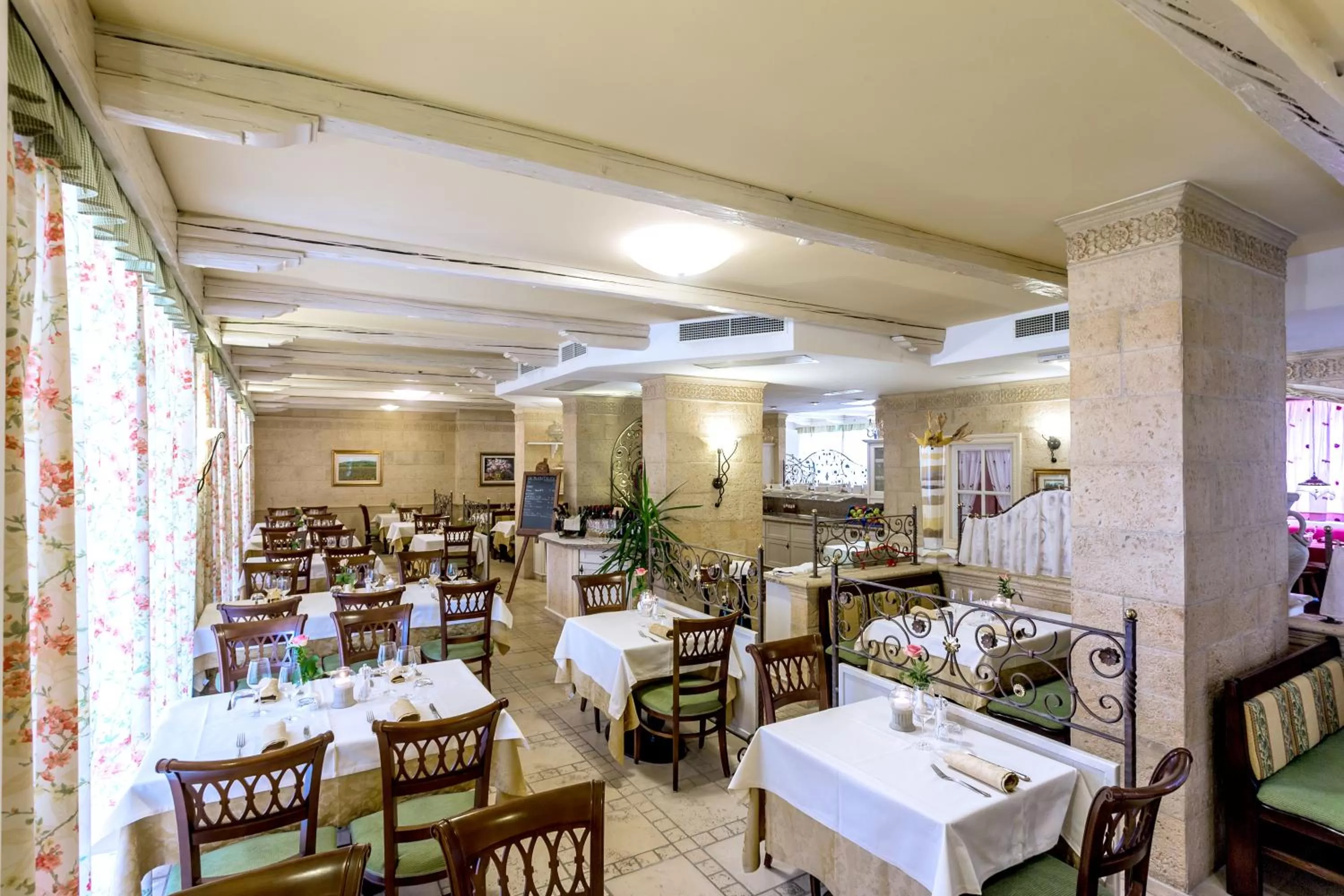 Restaurant/places to eat in Sartori's Hotel