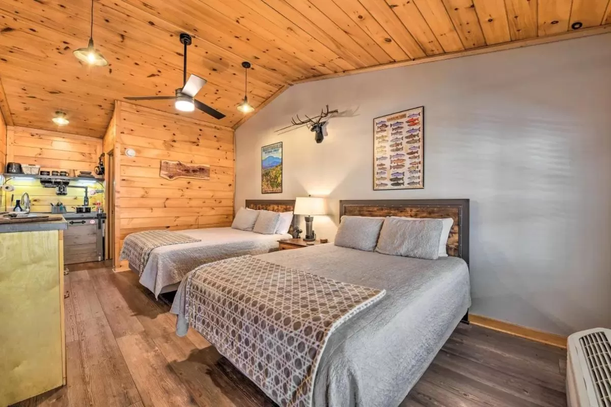 Bed in The Lodge Nantahala River