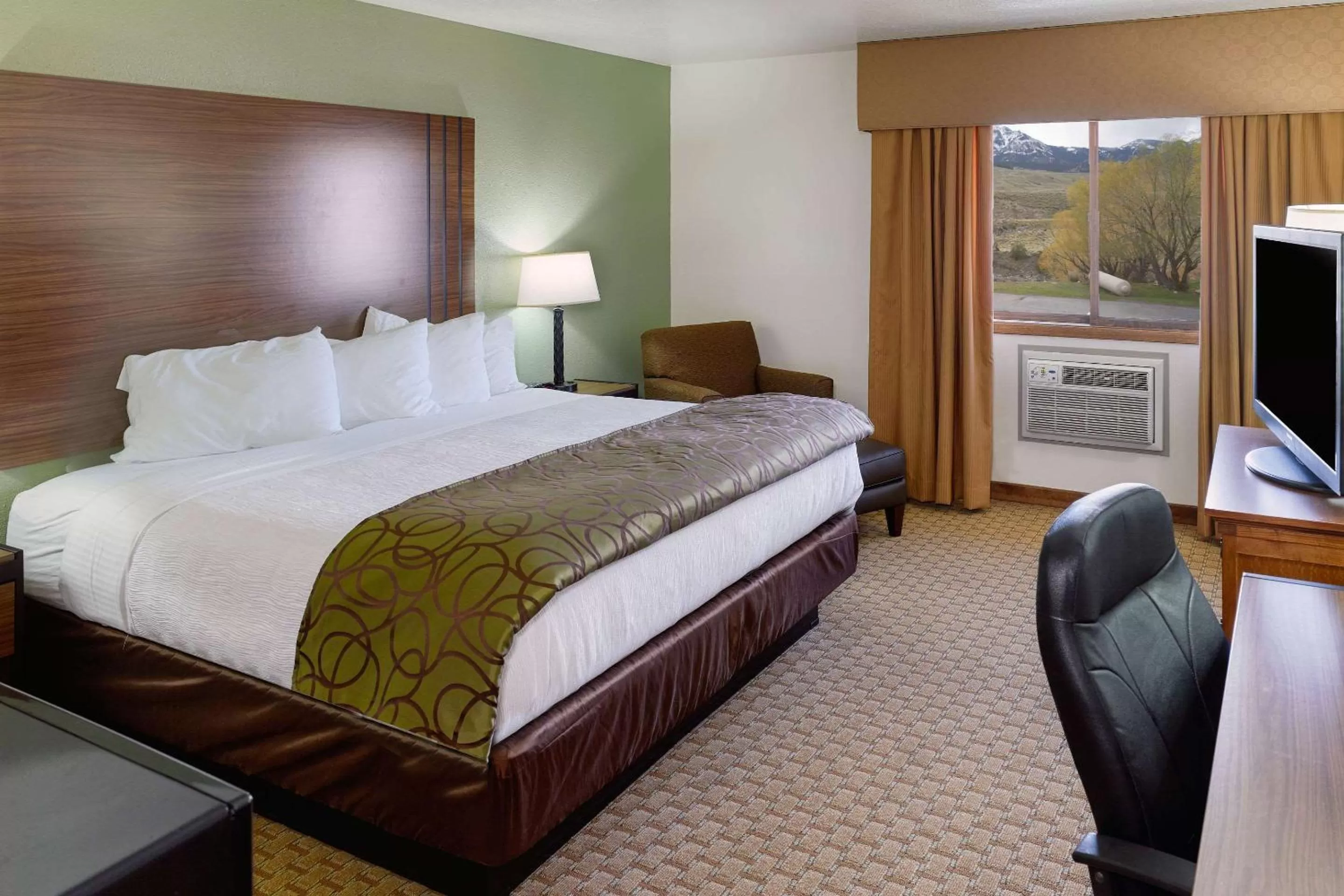 Bedroom, Bed in Ridgeline Hotel at Yellowstone, an Ascend Collection Hotel