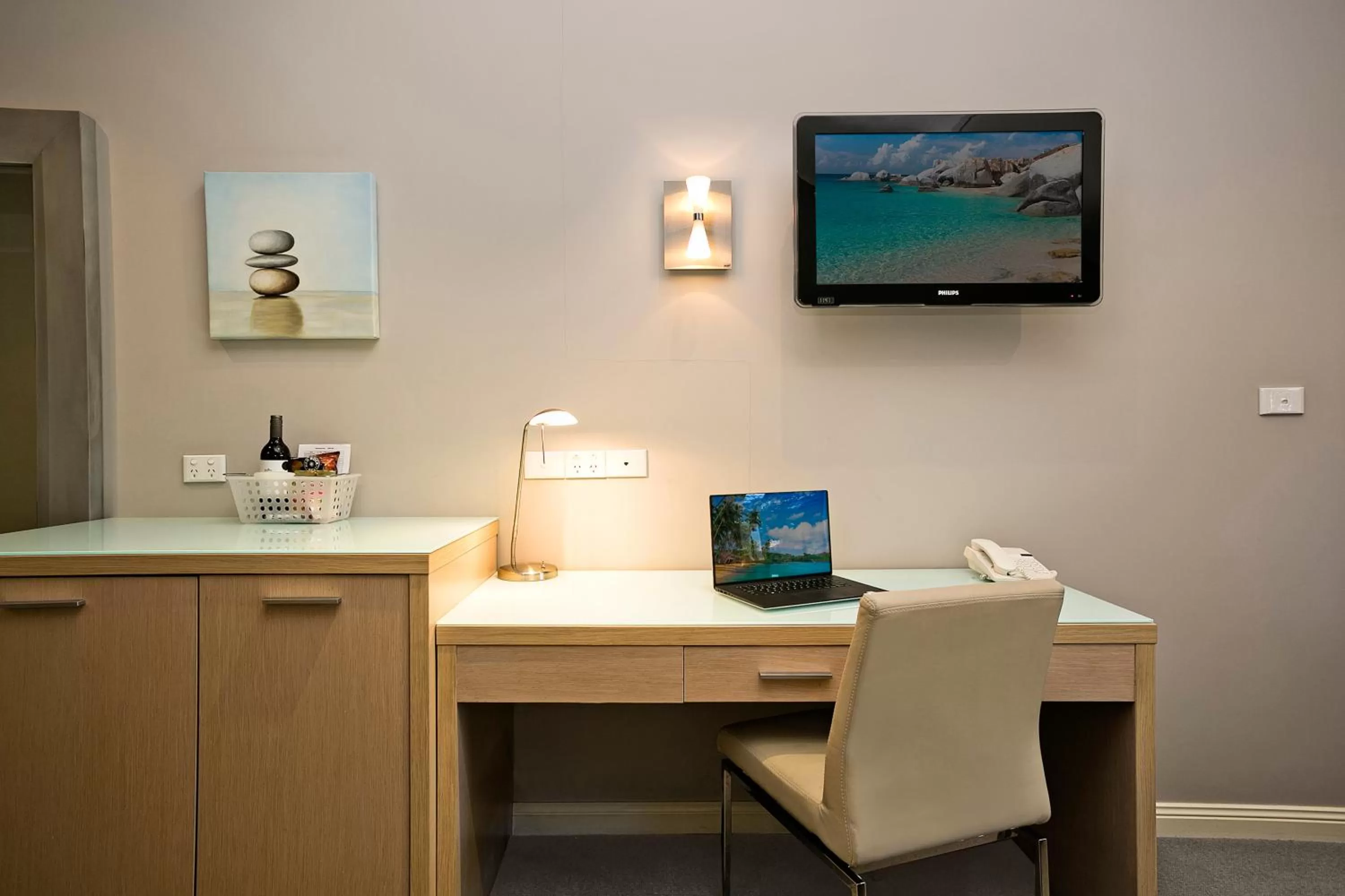 TV and multimedia in Best Western Sanctuary Inn