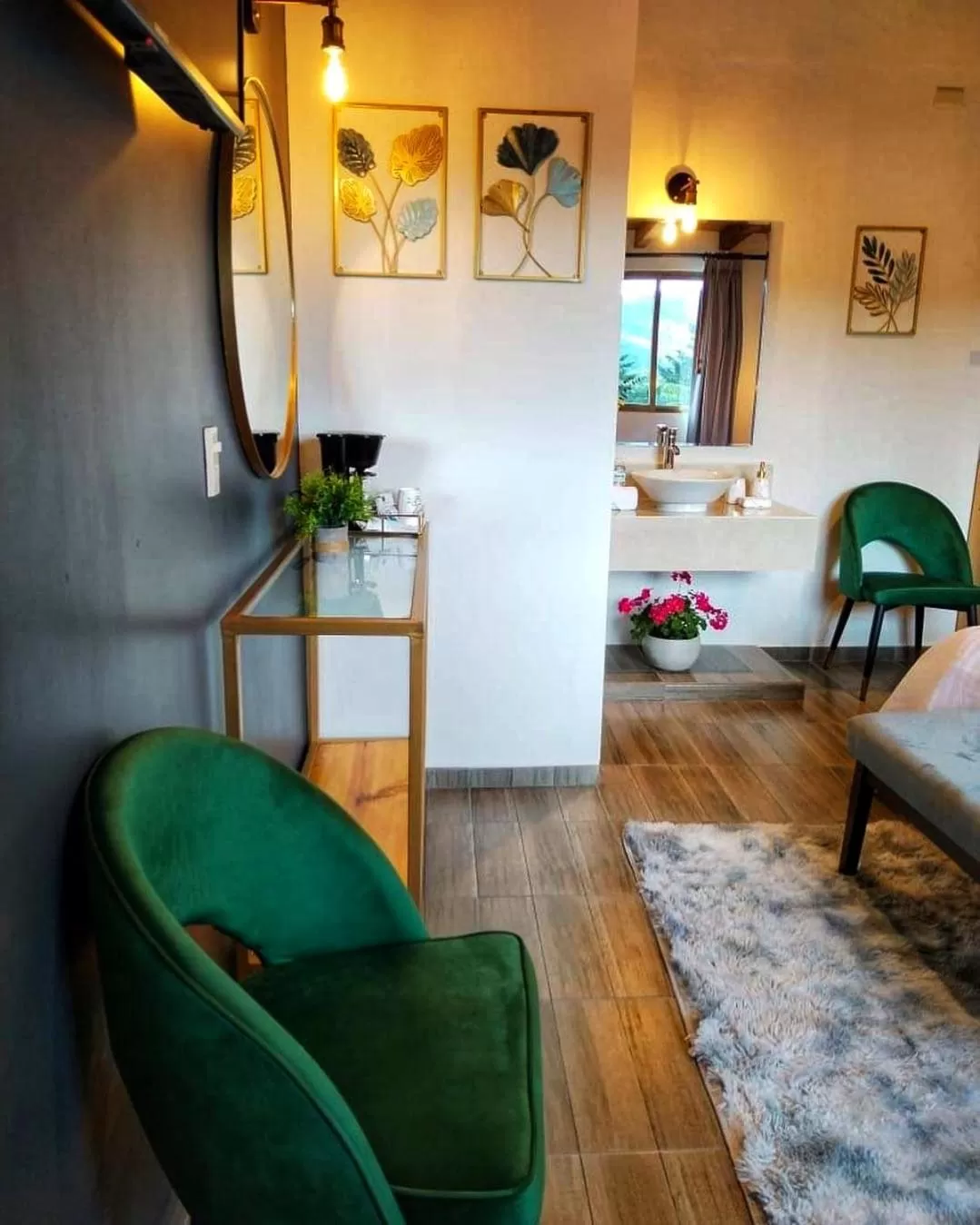 Bed, Seating Area in Na Hotel