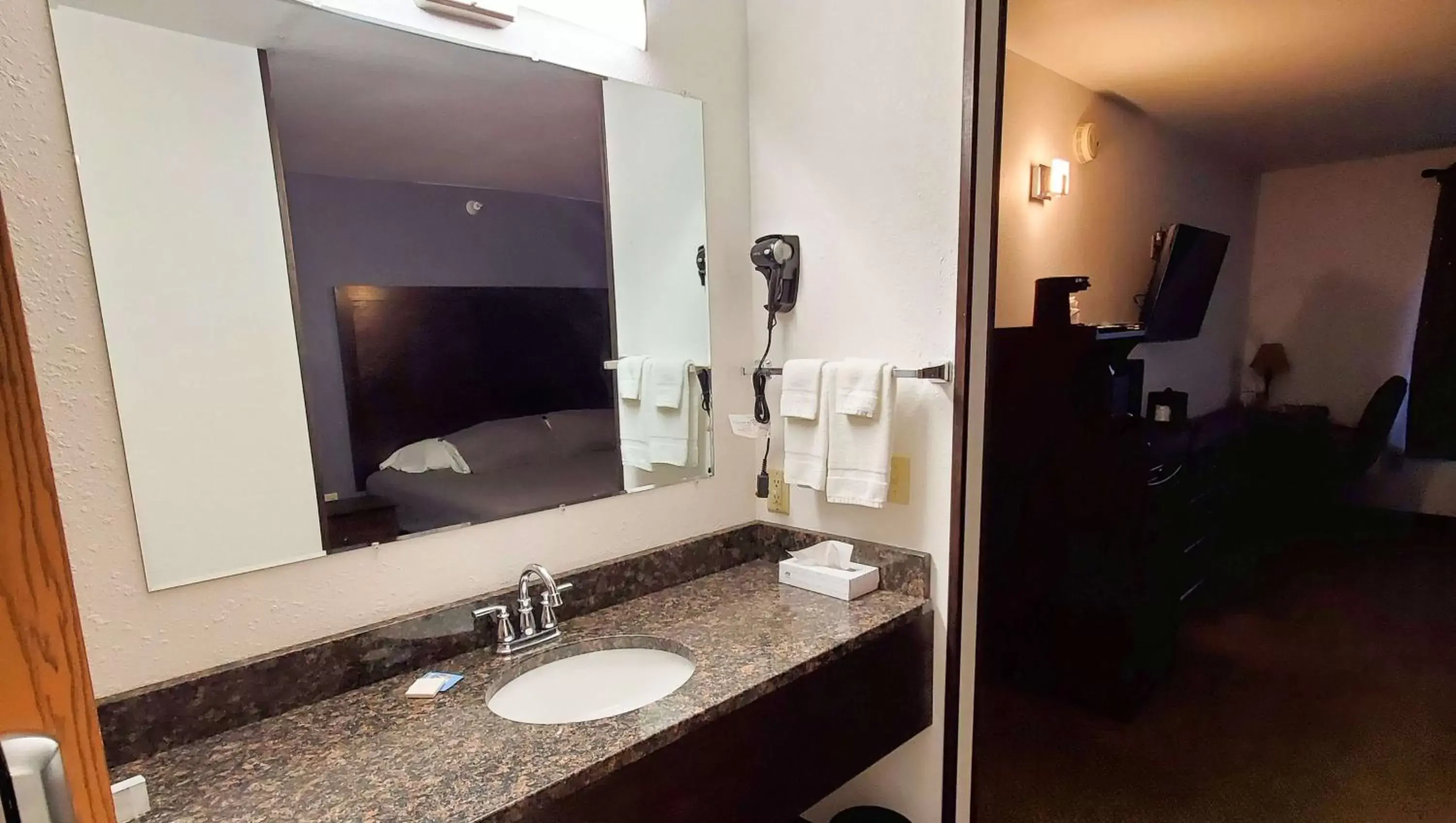 Three-Bedroom House (Non- Pet friendly) in Jasper Ridge Inn Ishpeming Three-Bedroom House (Non- Pet friendly) in Jasper Ridge Inn Ishpeming