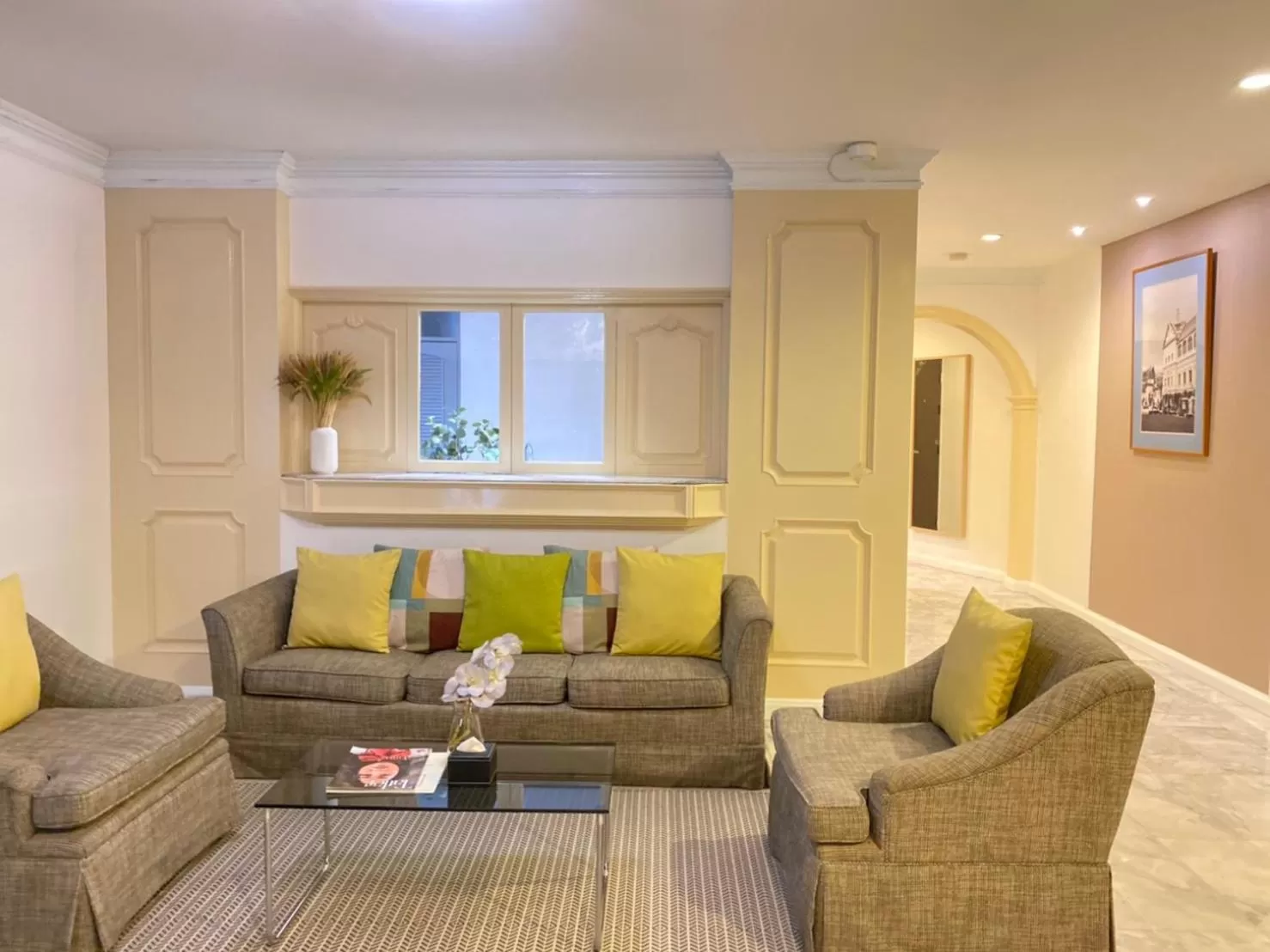 Living room in Asoke Residence Sukhumvit by UHG