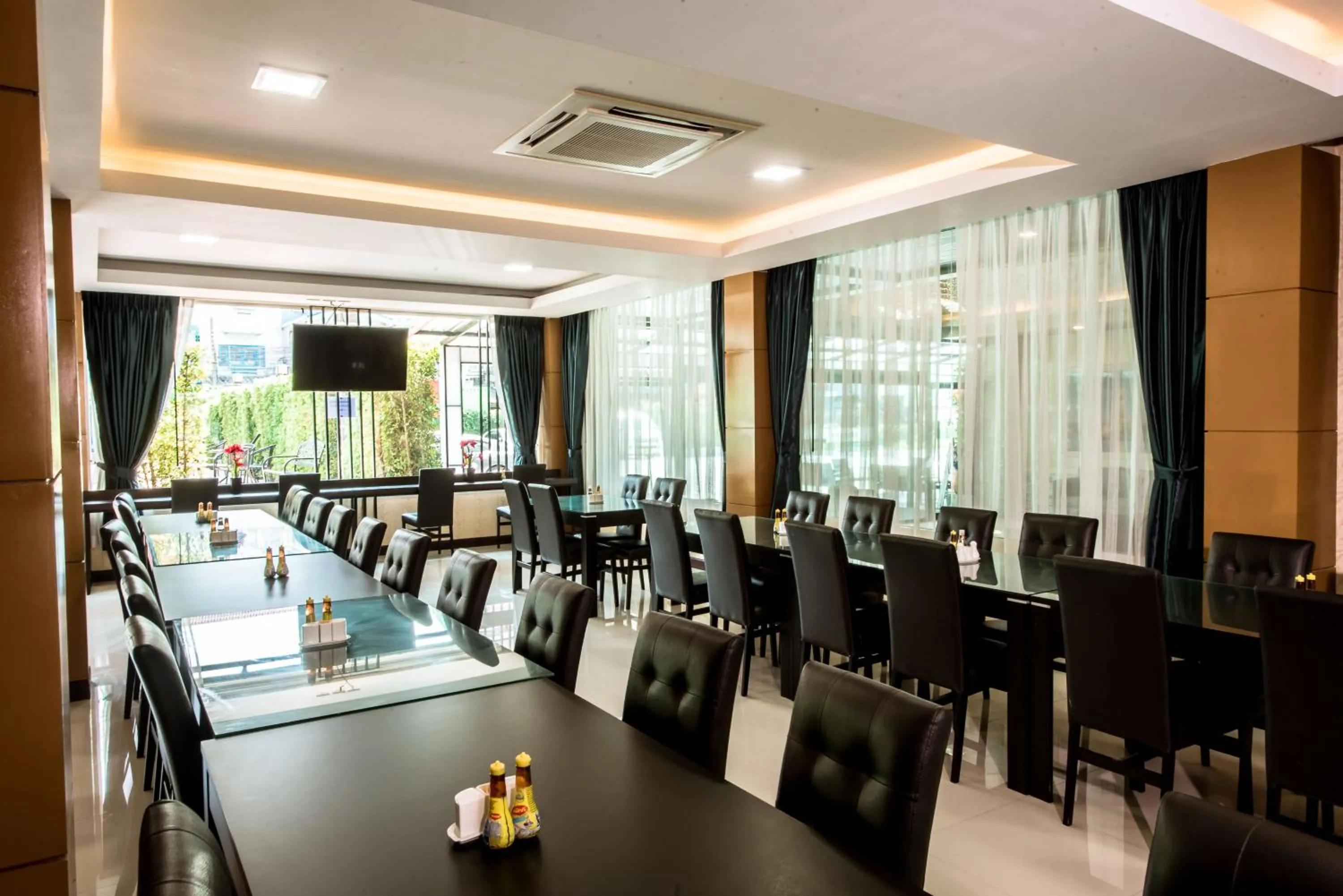 Restaurant/places to eat in Blue Sky Residence Airport