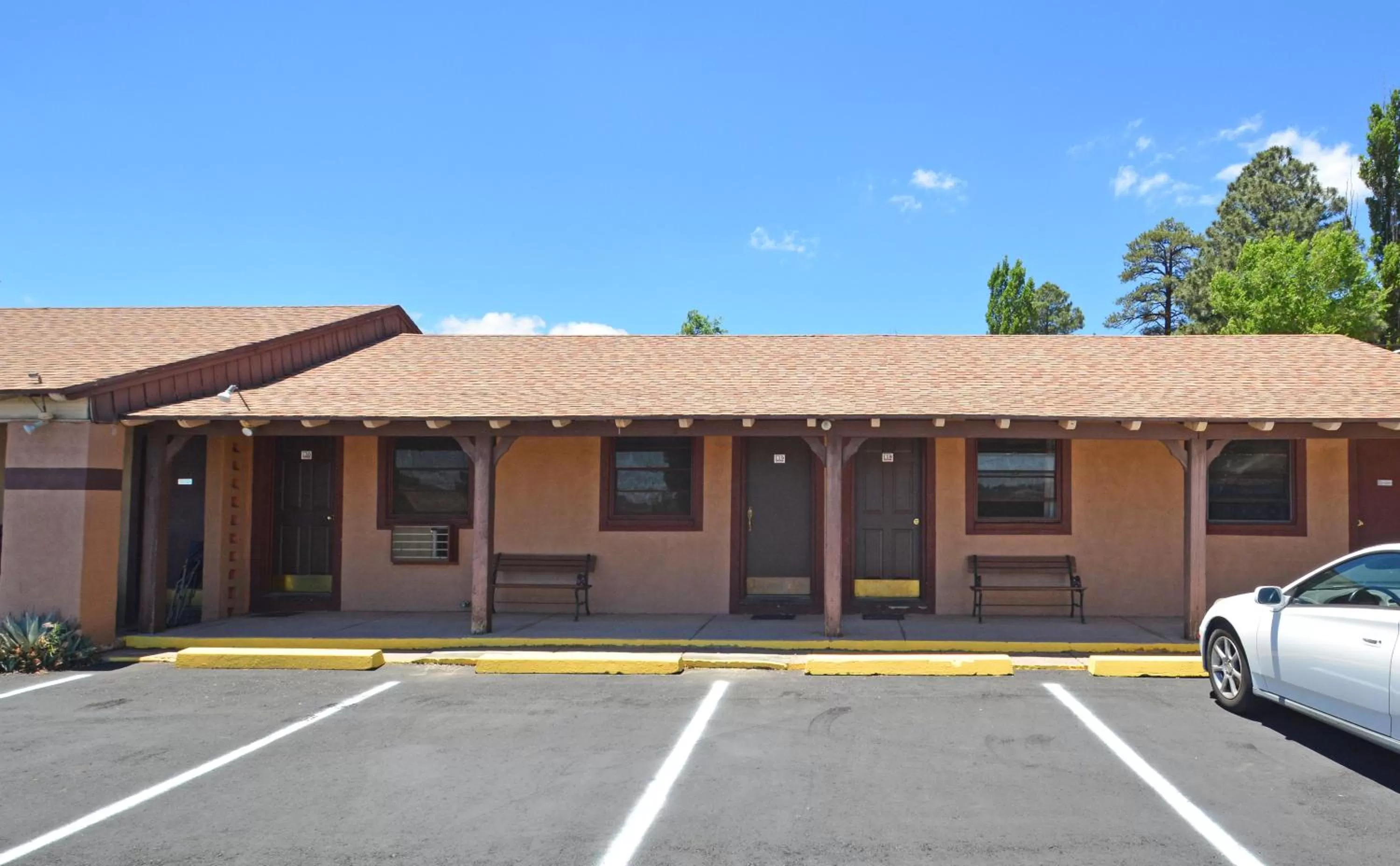 Property building in Western Hills Motel