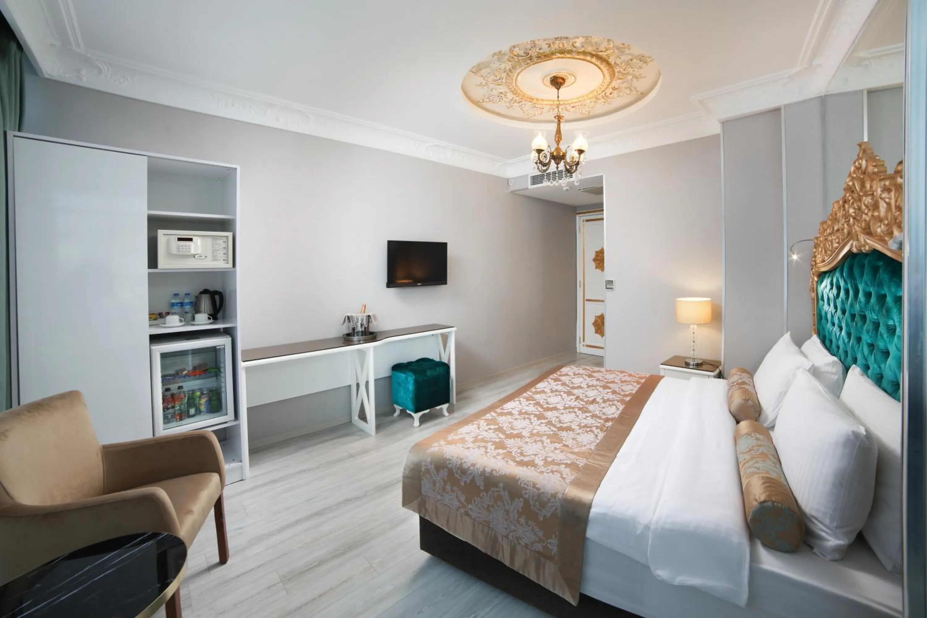 Photo of the whole room, Bed in White Monarch Hotel