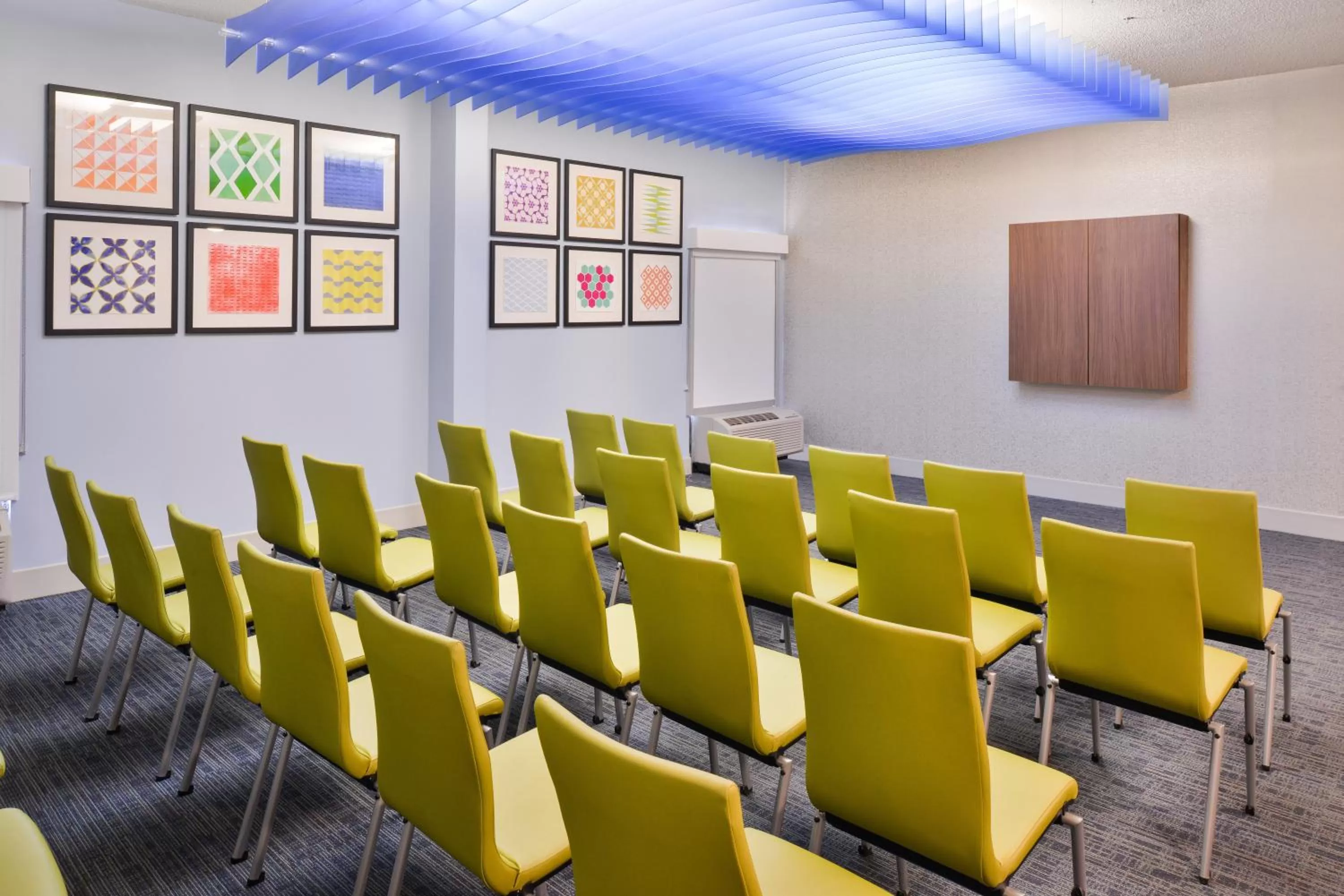 Meeting/conference room in Holiday Inn Express Burlington by IHG