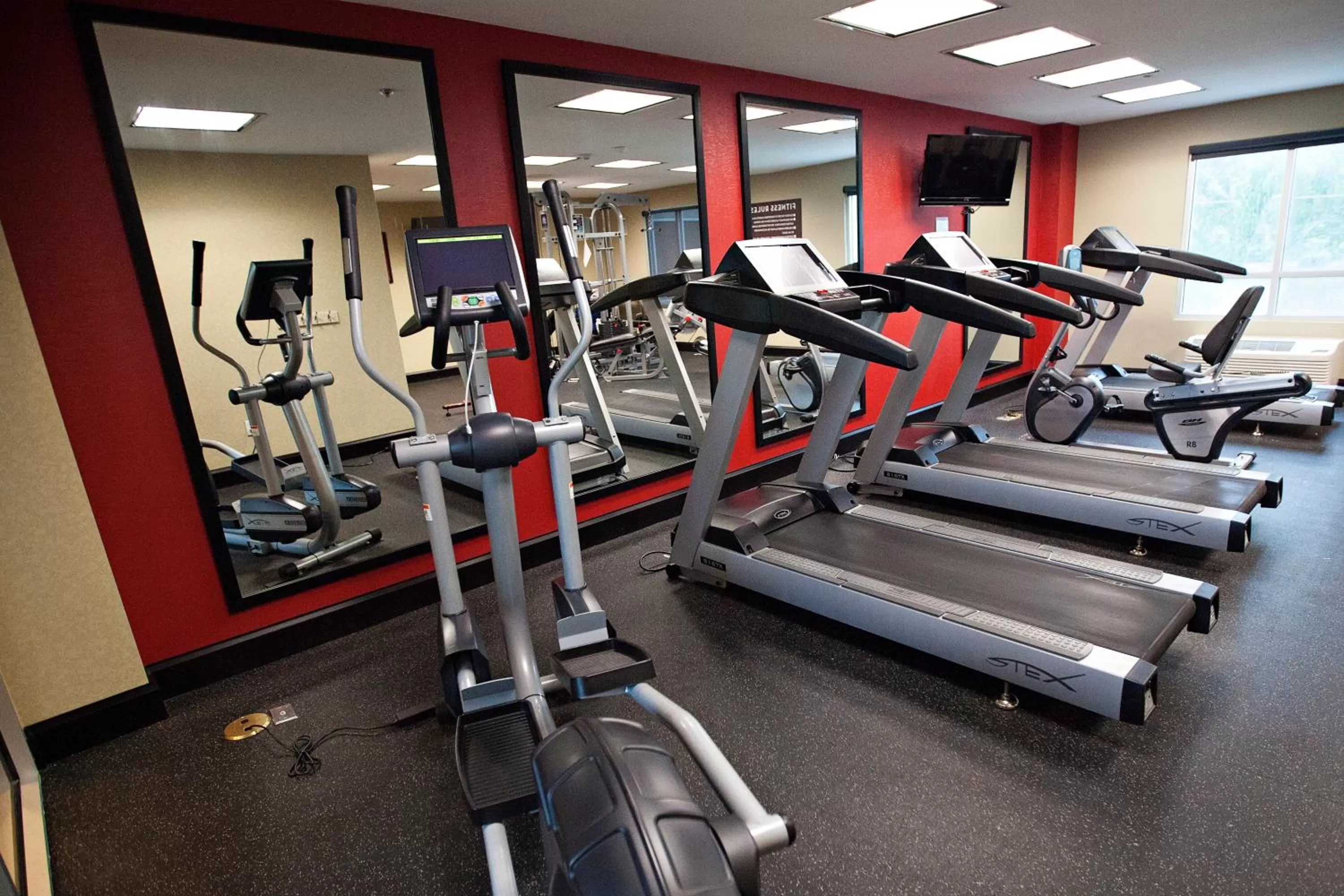 Fitness centre/facilities in Crowne Plaza Houston Galleria Area by IHG