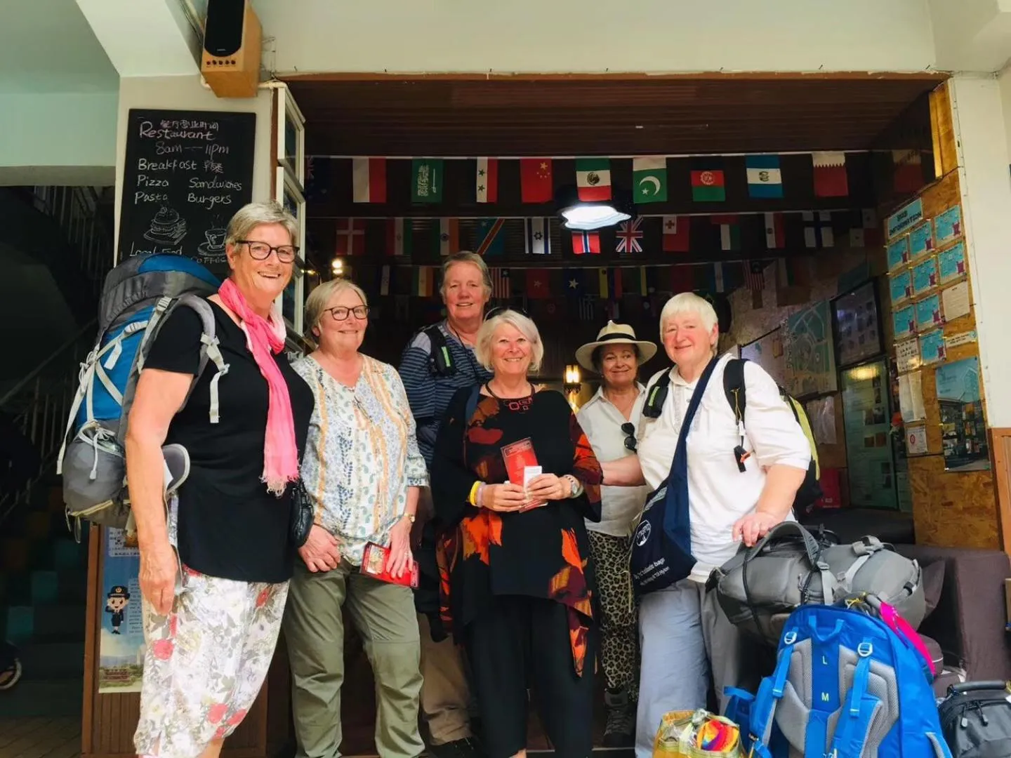 People in The Cloudland International Youth Hostel Close to the city center,15 min walks to the subway, Close to the night market, old street, green lake, English-speaking service, free Activity convenient payment and visa cards are accepted