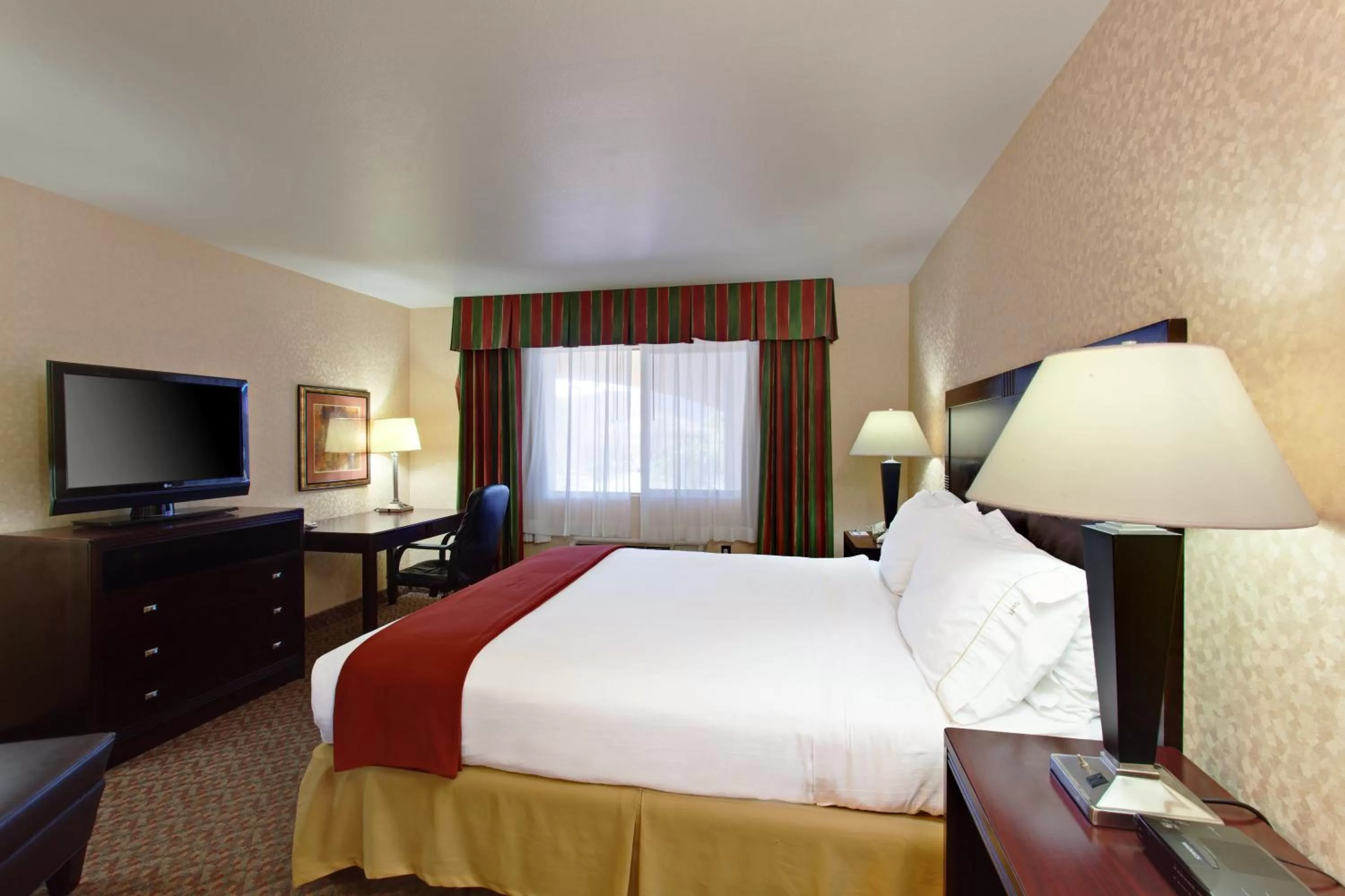 Photo of the whole room, Bed in Holiday Inn Express Temecula by IHG