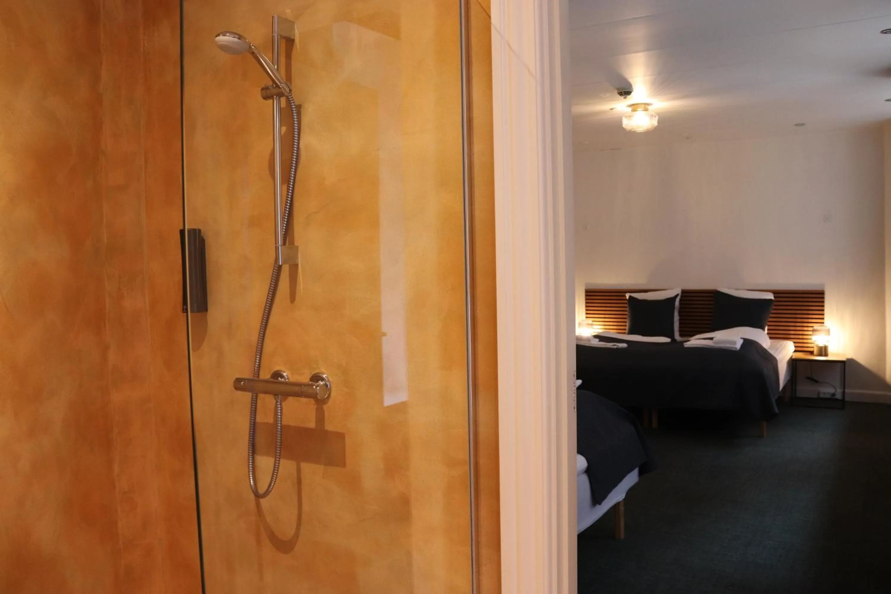 Bathroom, Bed in Milling Hotel Mini 19