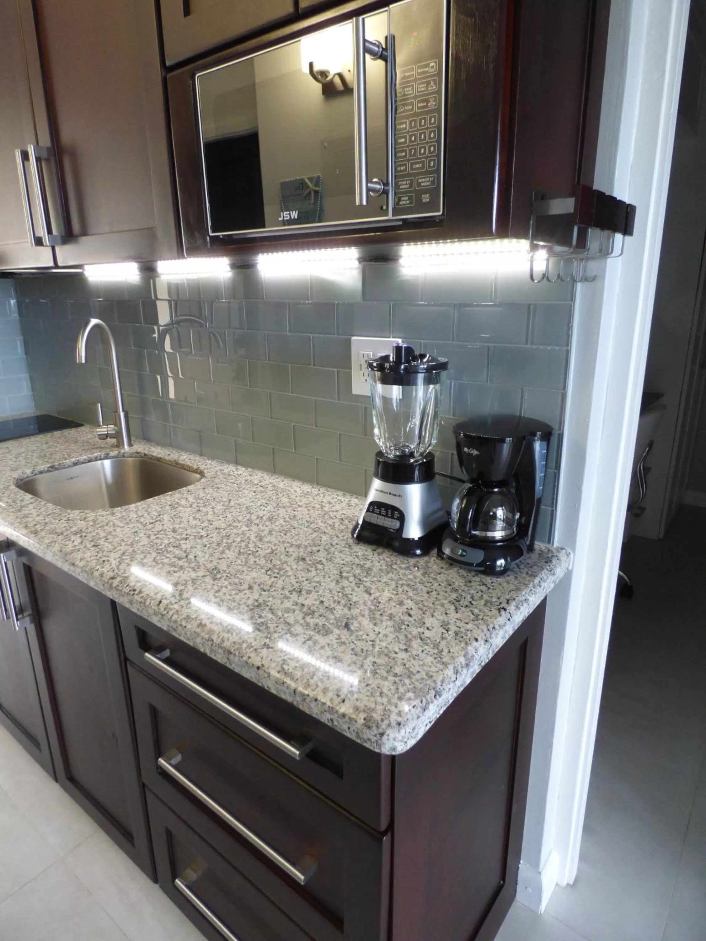 Coffee/tea facilities in Beach Two Bedroom Loft Suite E29