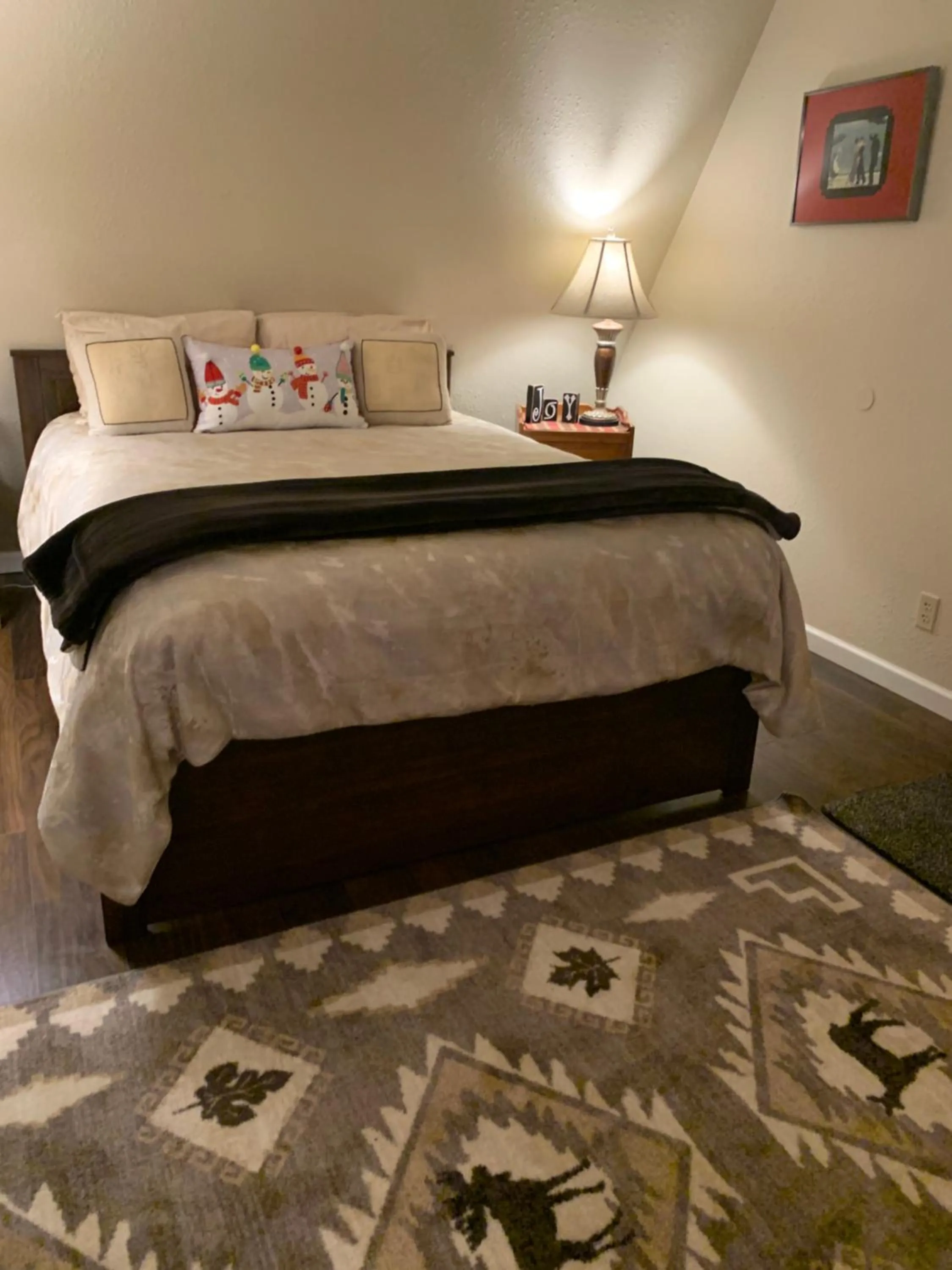 Bed in Mountain Meadows Inn & Chalet Suites