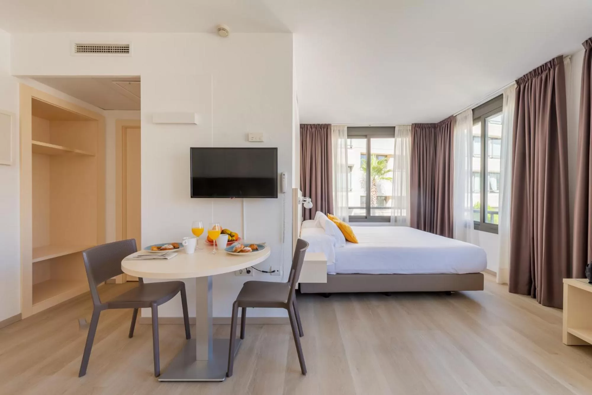 Bedroom, Bed in Atenea Park Suites & Apartments