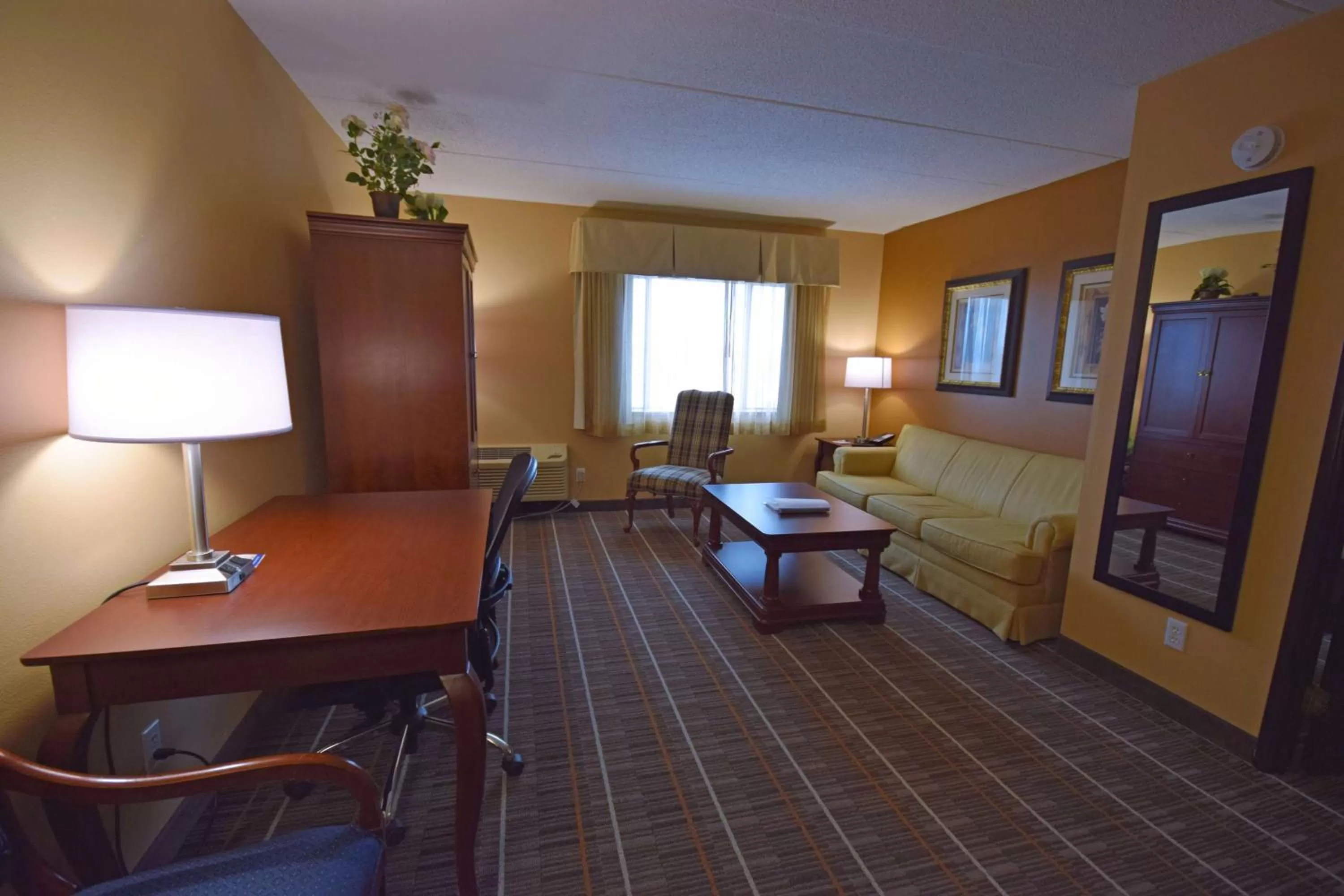 Balcony/Terrace, Bed in Best Western Resort Hotel & Conference Center Portage